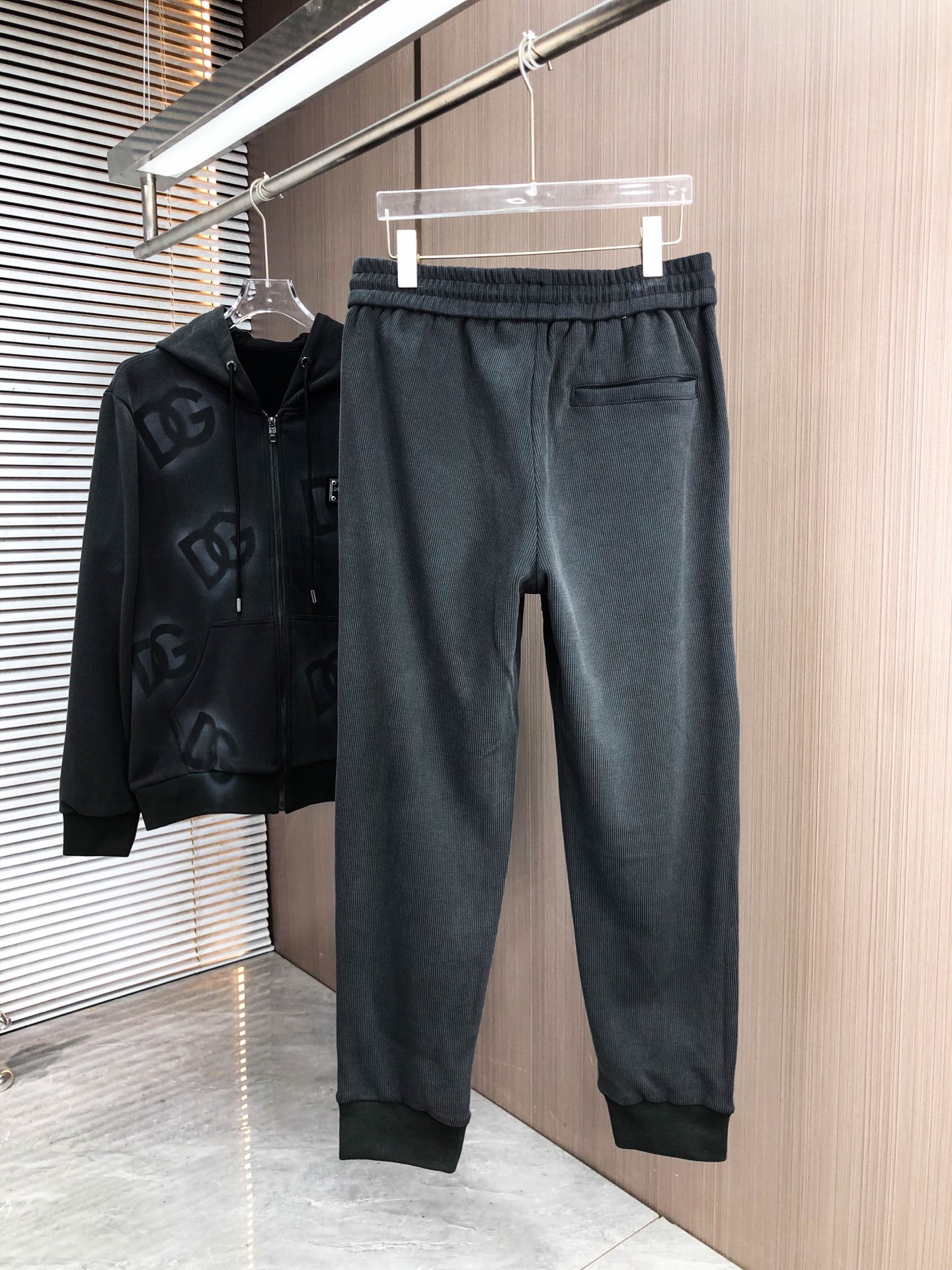 DG *（灰色）（套装可分开）𝟐5𝐬s 秋冬新款 时尚休闲套装 品牌经典LOGO ，舒适度极好，手触感强