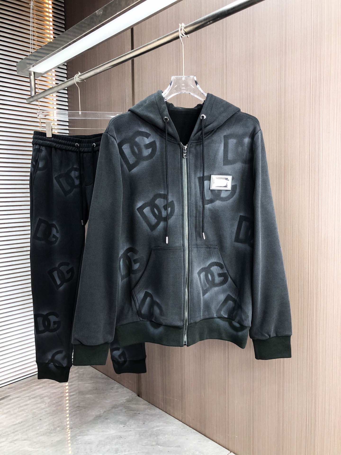 DG *（灰色）（套装可分开）𝟐5𝐬s 秋冬新款 时尚休闲套装 品牌经典LOGO ，舒适度极好，手触感强