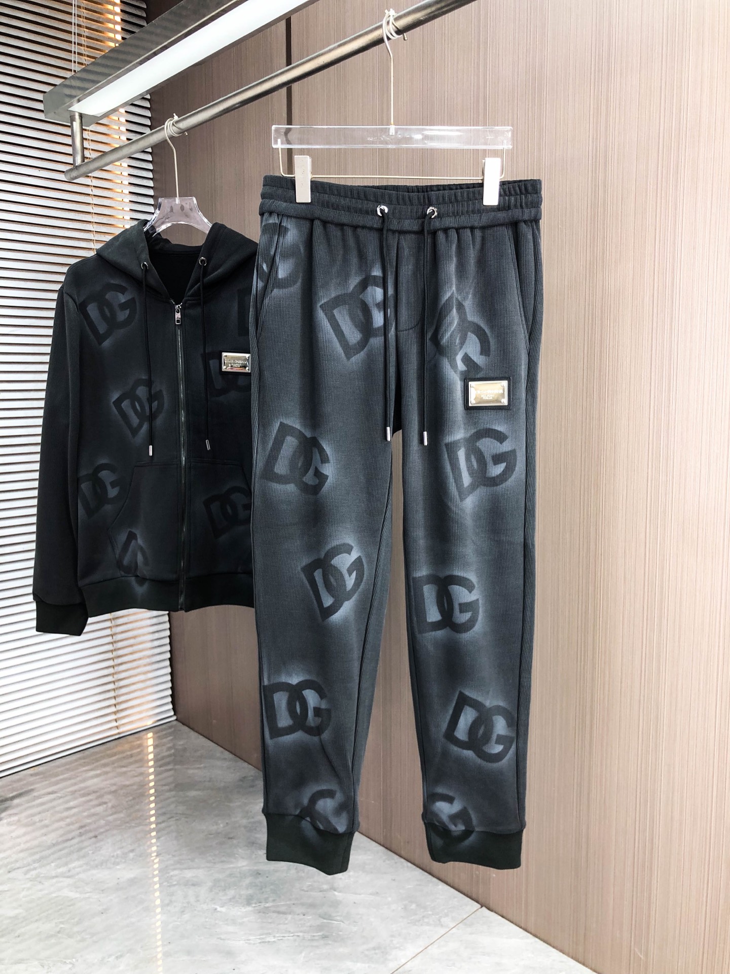 DG *（灰色）（套装可分开）𝟐5𝐬s 秋冬新款 时尚休闲套装 品牌经典LOGO ，舒适度极好，手触感强