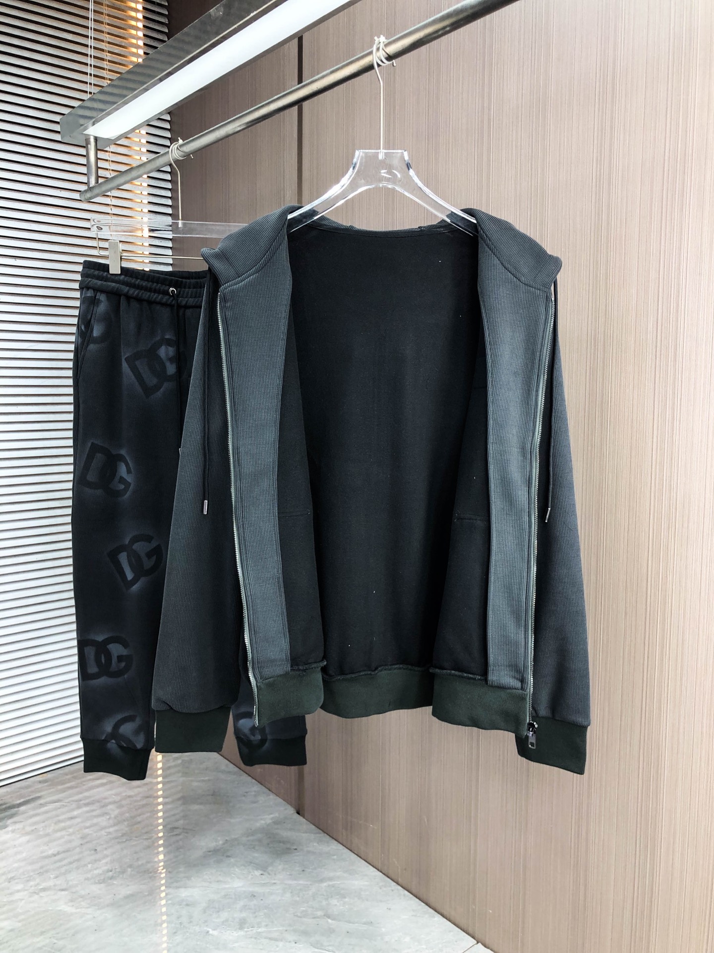 DG *（灰色）（套装可分开）𝟐5𝐬s 秋冬新款 时尚休闲套装 品牌经典LOGO ，舒适度极好，手触感强