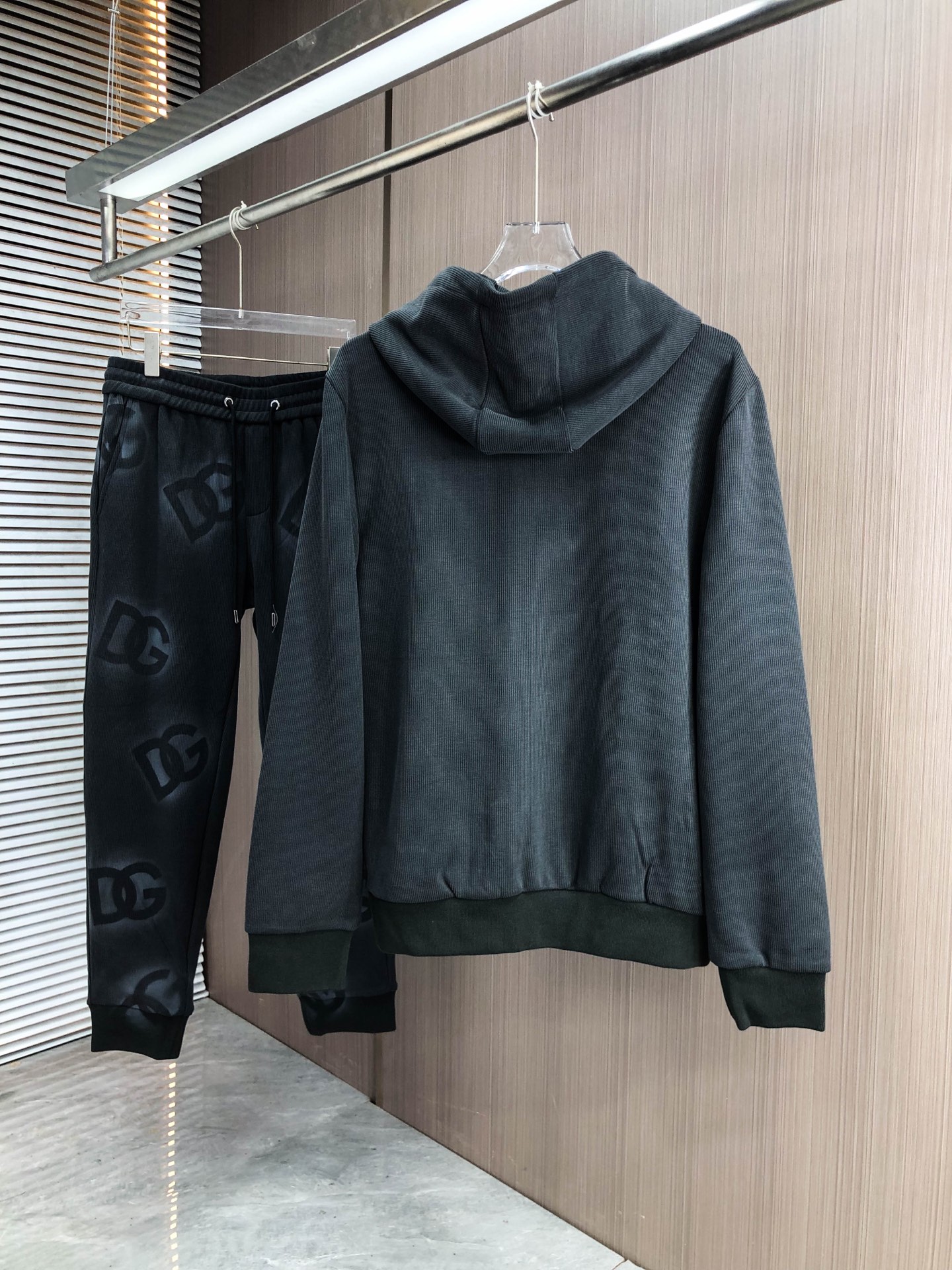 DG *（灰色）（套装可分开）𝟐5𝐬s 秋冬新款 时尚休闲套装 品牌经典LOGO ，舒适度极好，手触感强