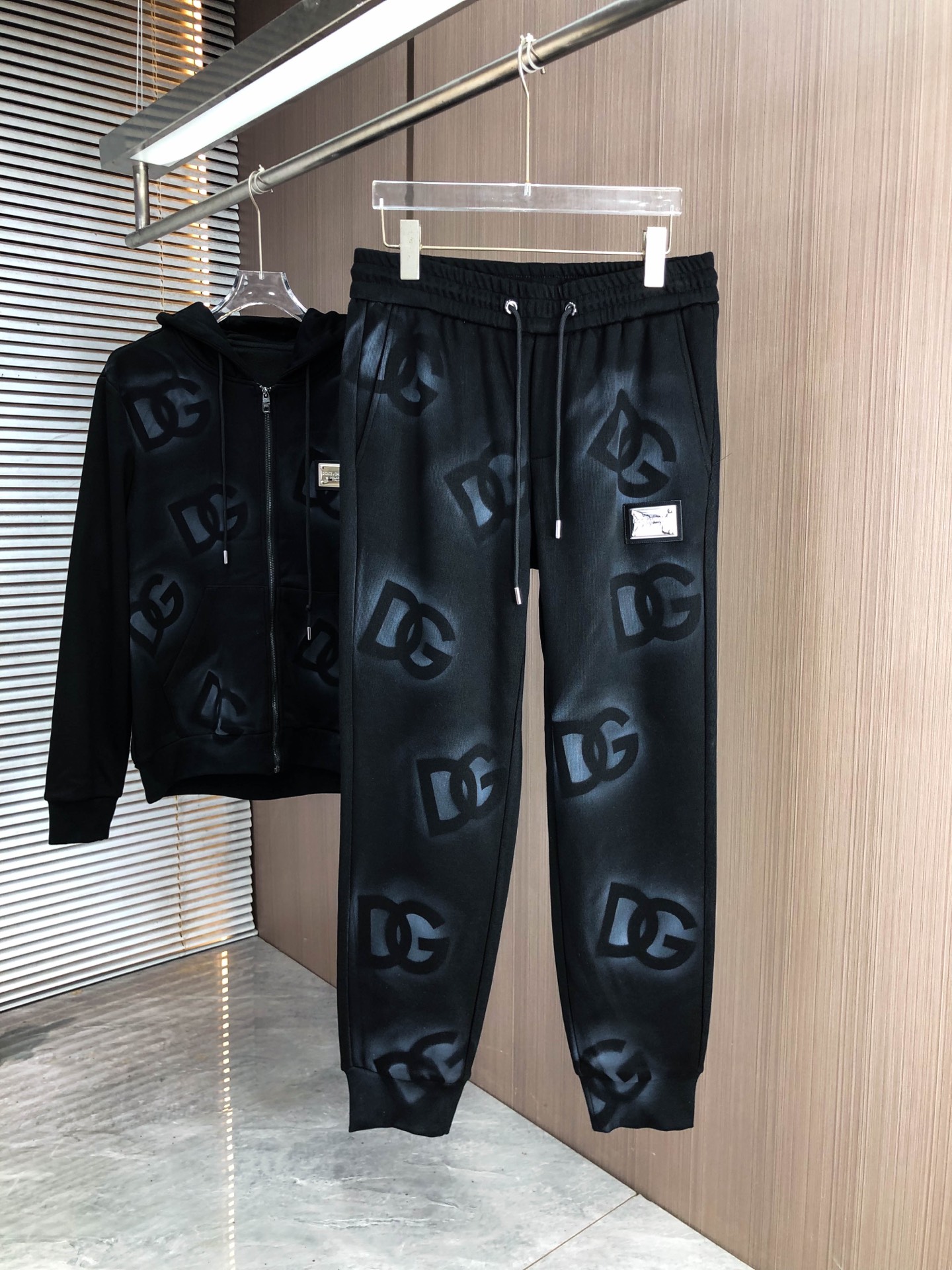 DG*（黑色）（套装可分开）𝟐5𝐬s 秋冬新款 时尚休闲套装 品牌经典LOGO ，舒适度极好，手触感强烈