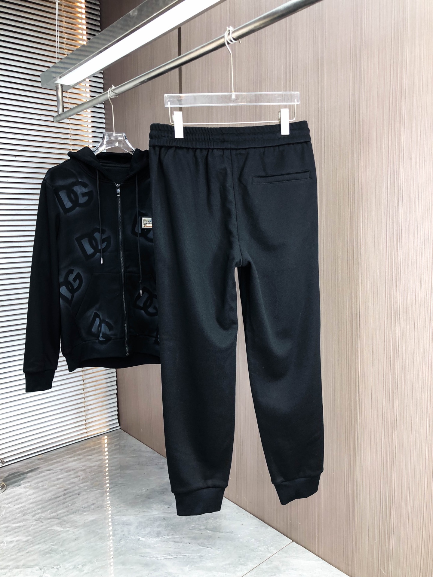 DG*（黑色）（套装可分开）𝟐5𝐬s 秋冬新款 时尚休闲套装 品牌经典LOGO ，舒适度极好，手触感强烈