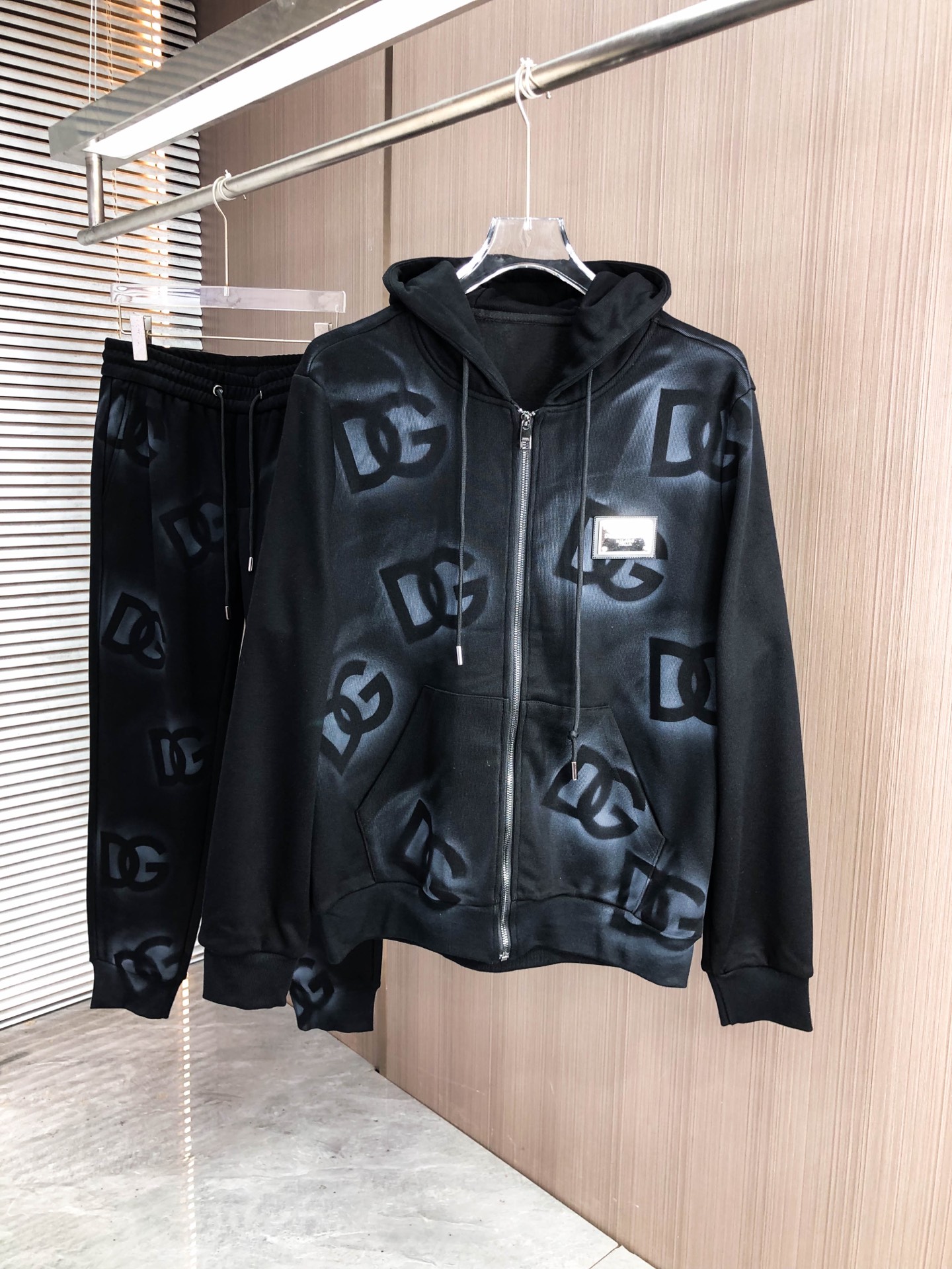 DG*（黑色）（套装可分开）𝟐5𝐬s 秋冬新款 时尚休闲套装 品牌经典LOGO ，舒适度极好，手触感强烈