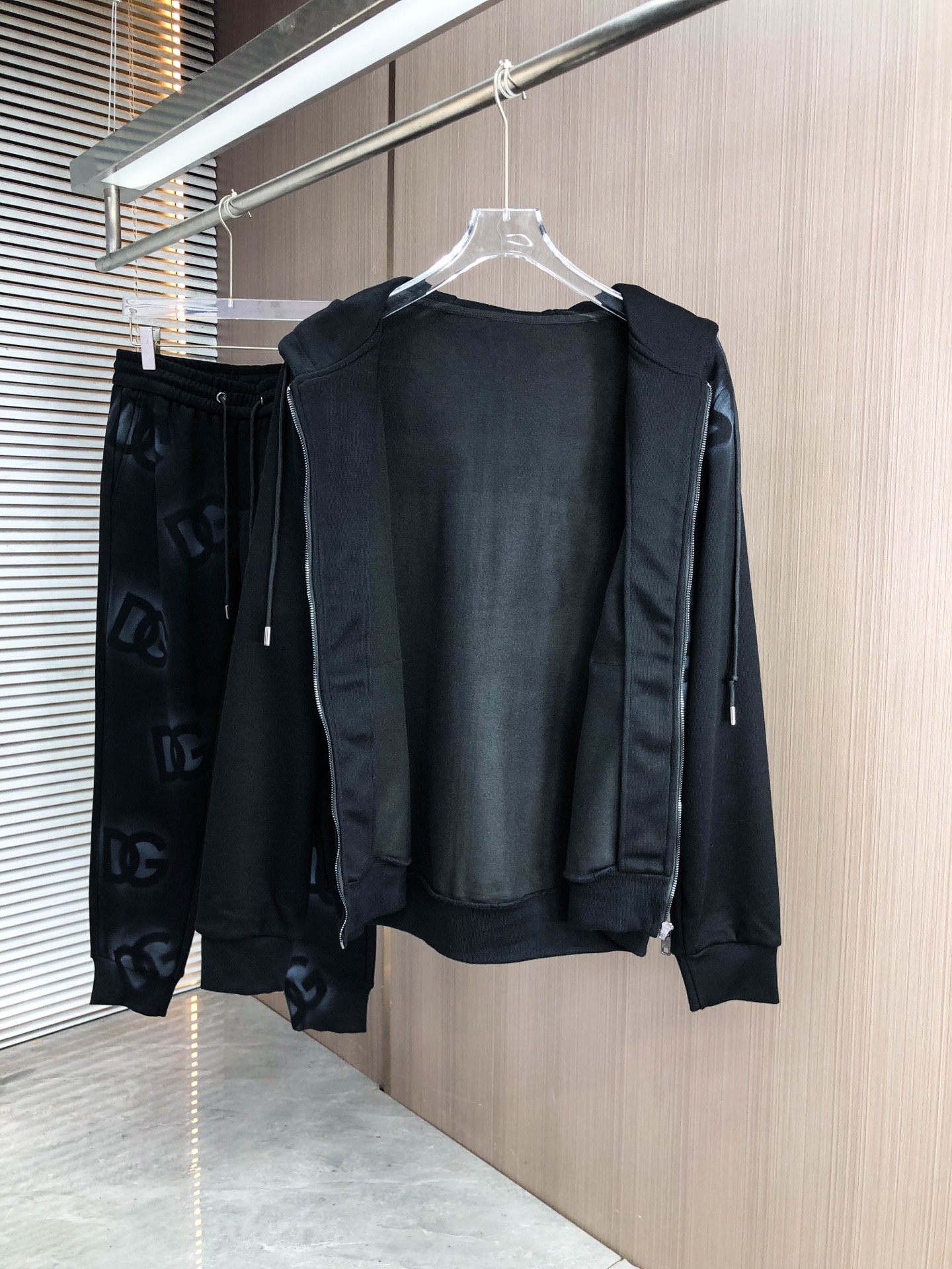 DG*（黑色）（套装可分开）𝟐5𝐬s 秋冬新款 时尚休闲套装 品牌经典LOGO ，舒适度极好，手触感强烈