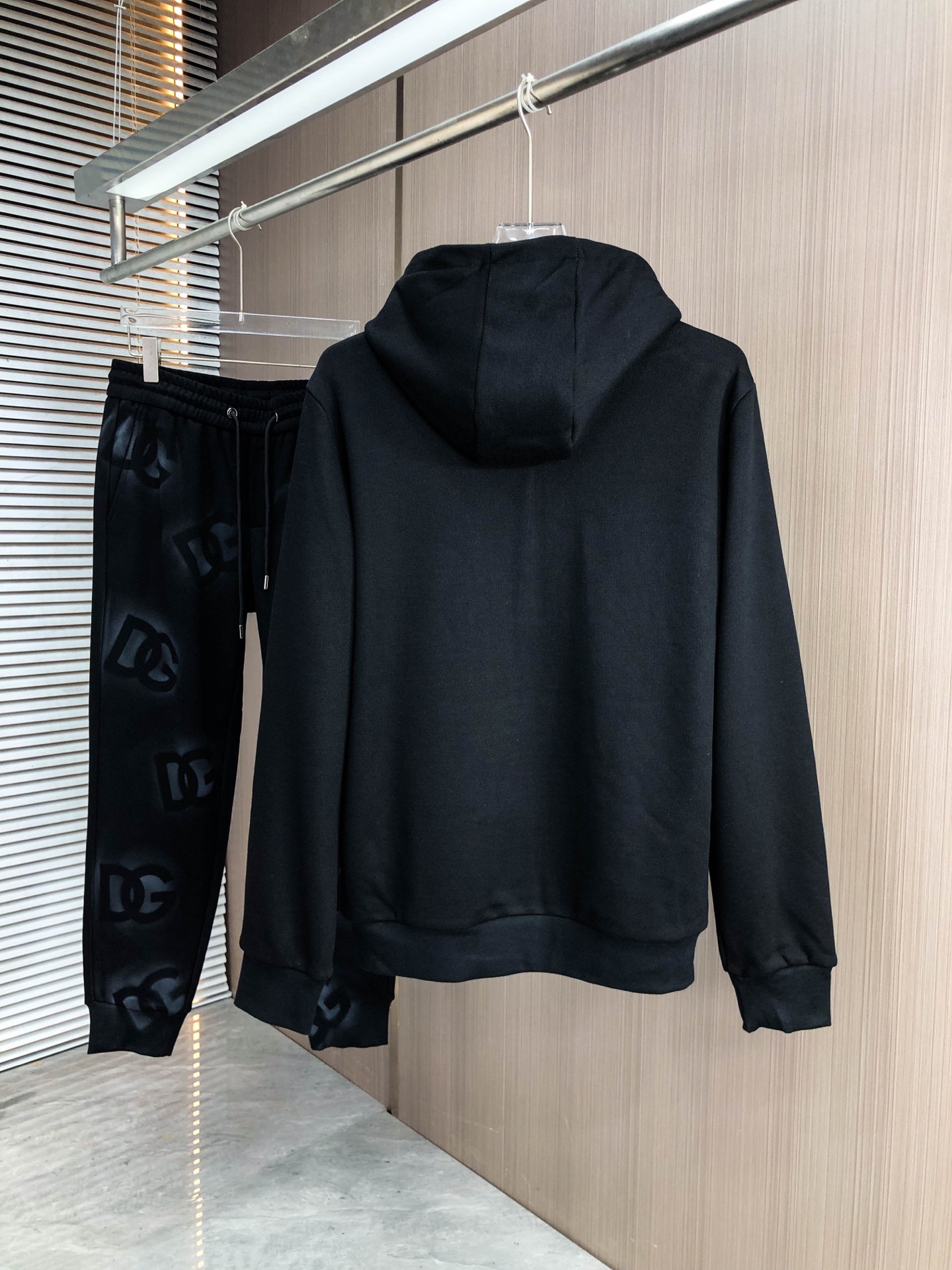 DG*（黑色）（套装可分开）𝟐5𝐬s 秋冬新款 时尚休闲套装 品牌经典LOGO ，舒适度极好，手触感强烈