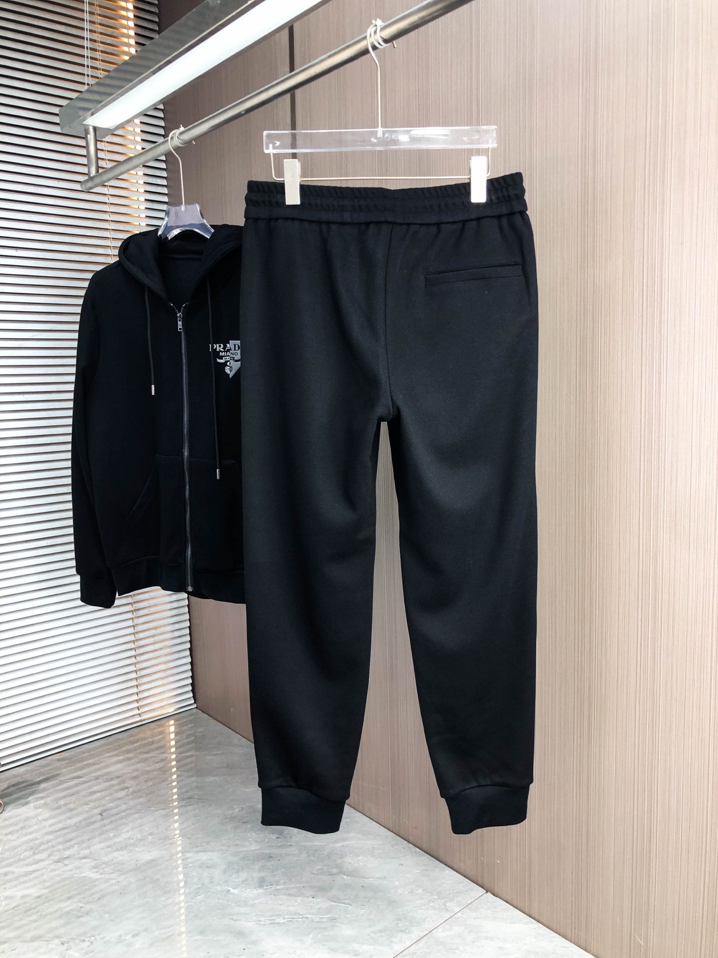 普拉达*（套装可分开）𝟐5𝐬s 秋冬新款 时尚休闲套装 品牌经典LOGO ，舒适度极好，手触感强烈。辨识