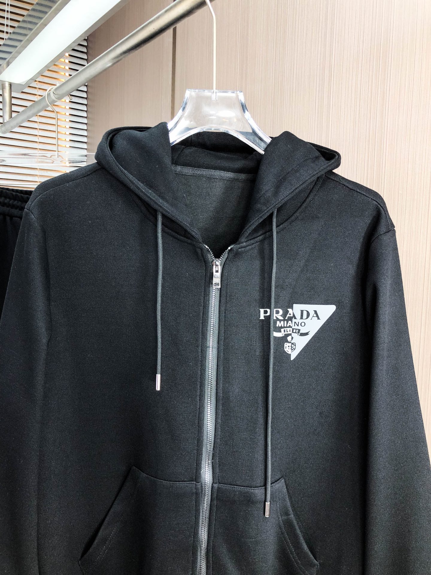 普拉达*（套装可分开）𝟐5𝐬s 秋冬新款 时尚休闲套装 品牌经典LOGO ，舒适度极好，手触感强烈。辨识