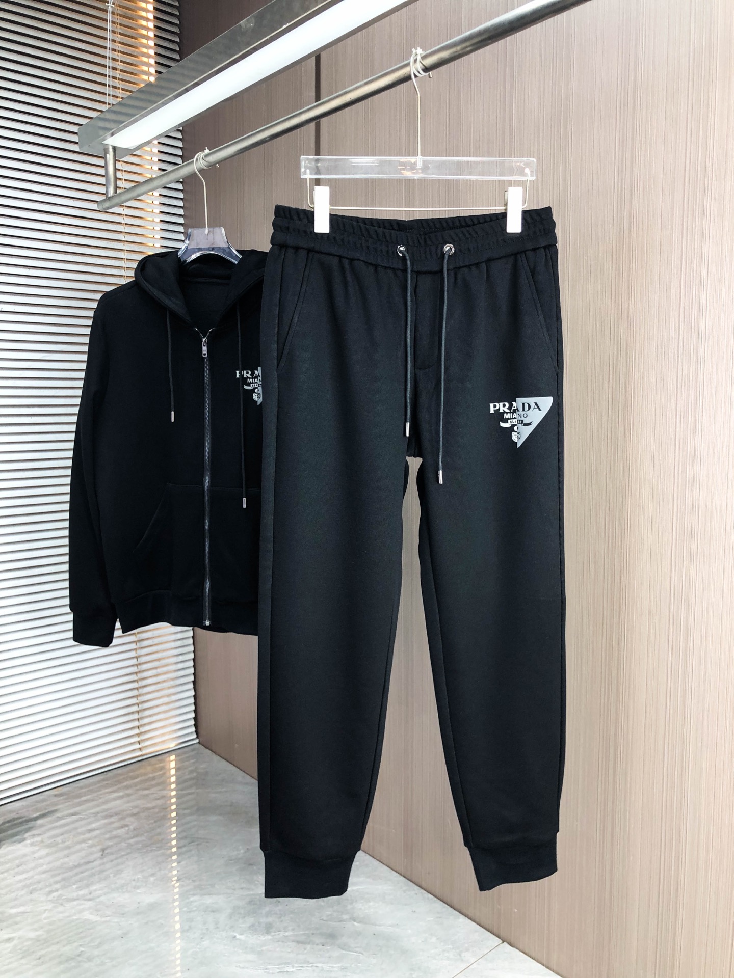 普拉达*（套装可分开）𝟐5𝐬s 秋冬新款 时尚休闲套装 品牌经典LOGO ，舒适度极好，手触感强烈。辨识