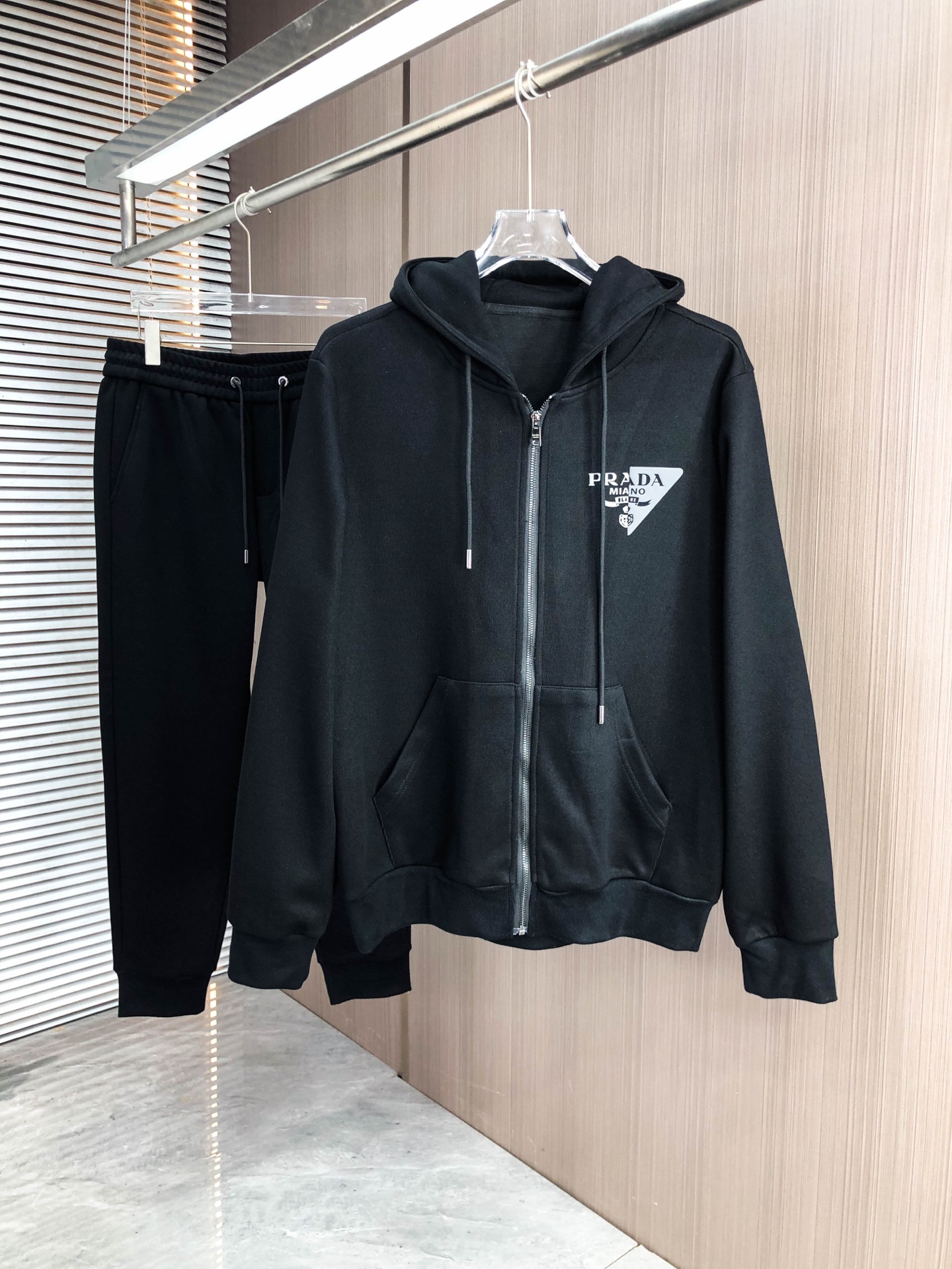 普拉达*（套装可分开）𝟐5𝐬s 秋冬新款 时尚休闲套装 品牌经典LOGO ，舒适度极好，手触感强烈。辨识