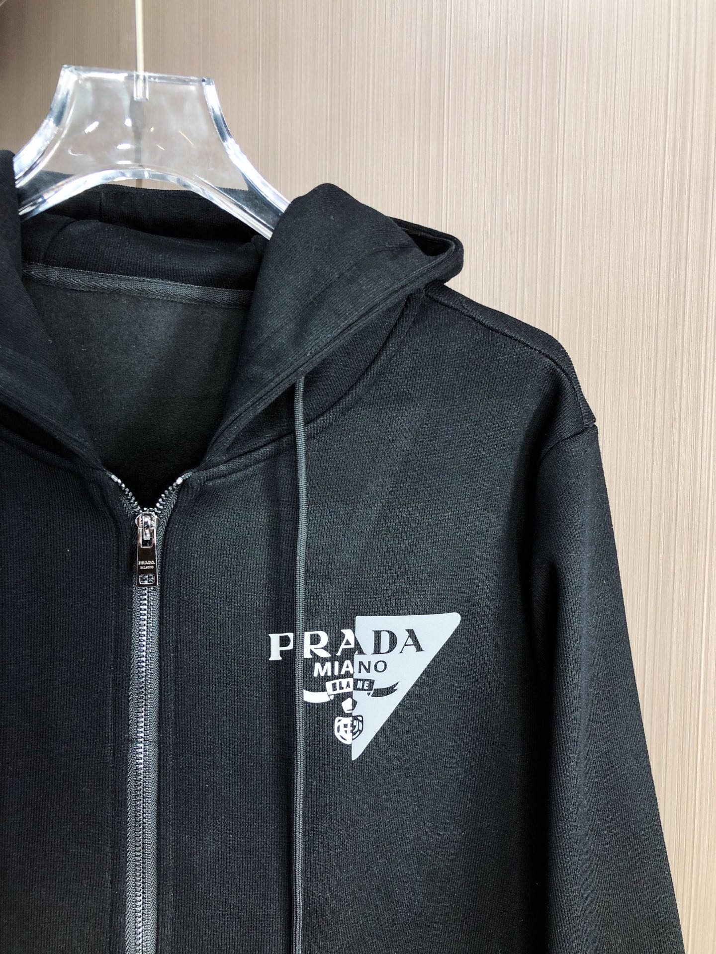 普拉达*（套装可分开）𝟐5𝐬s 秋冬新款 时尚休闲套装 品牌经典LOGO ，舒适度极好，手触感强烈。辨识