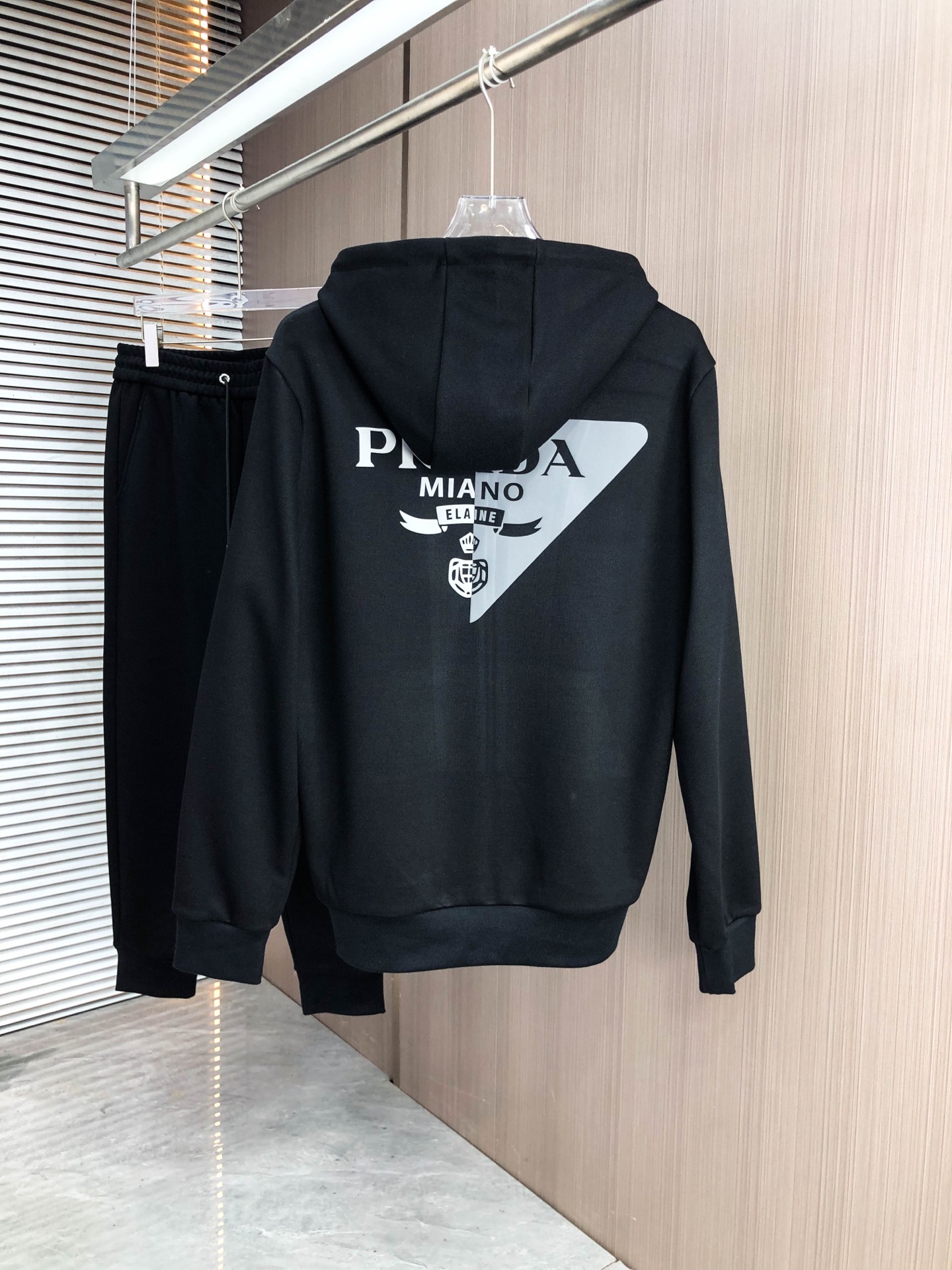 普拉达*（套装可分开）𝟐5𝐬s 秋冬新款 时尚休闲套装 品牌经典LOGO ，舒适度极好，手触感强烈。辨识