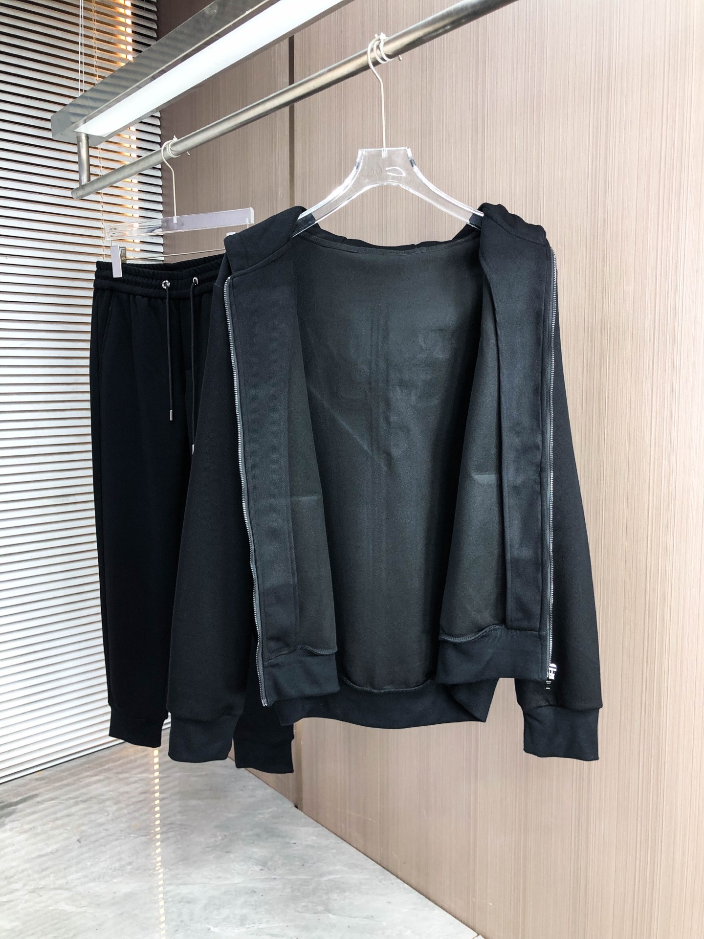 普拉达*（套装可分开）𝟐5𝐬s 秋冬新款 时尚休闲套装 品牌经典LOGO ，舒适度极好，手触感强烈。辨识