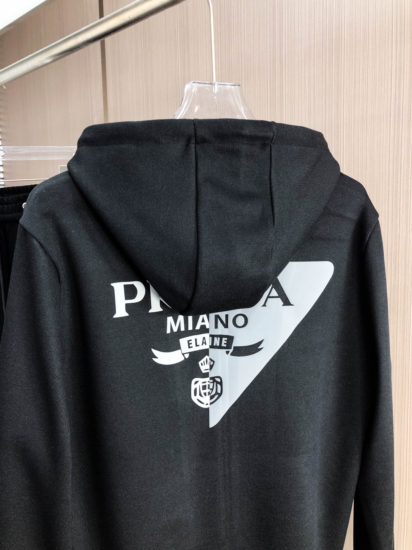 普拉达*（套装可分开）𝟐5𝐬s 秋冬新款 时尚休闲套装 品牌经典LOGO ，舒适度极好，手触感强烈。辨识