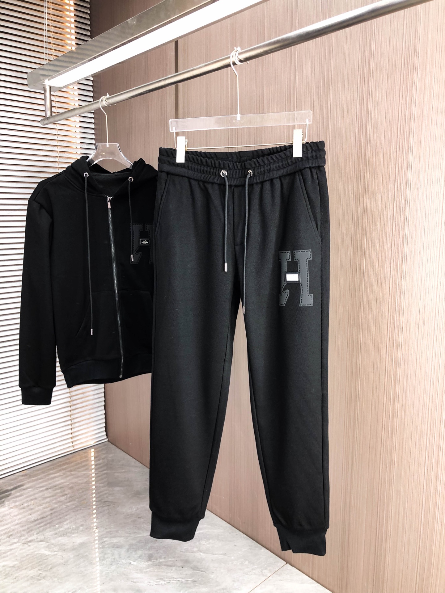 H家*（套装可分开）𝟐5𝐬s 秋冬新款 时尚休闲套装 品牌经典LOGO ，舒适度极好，手触感强烈。辨识度