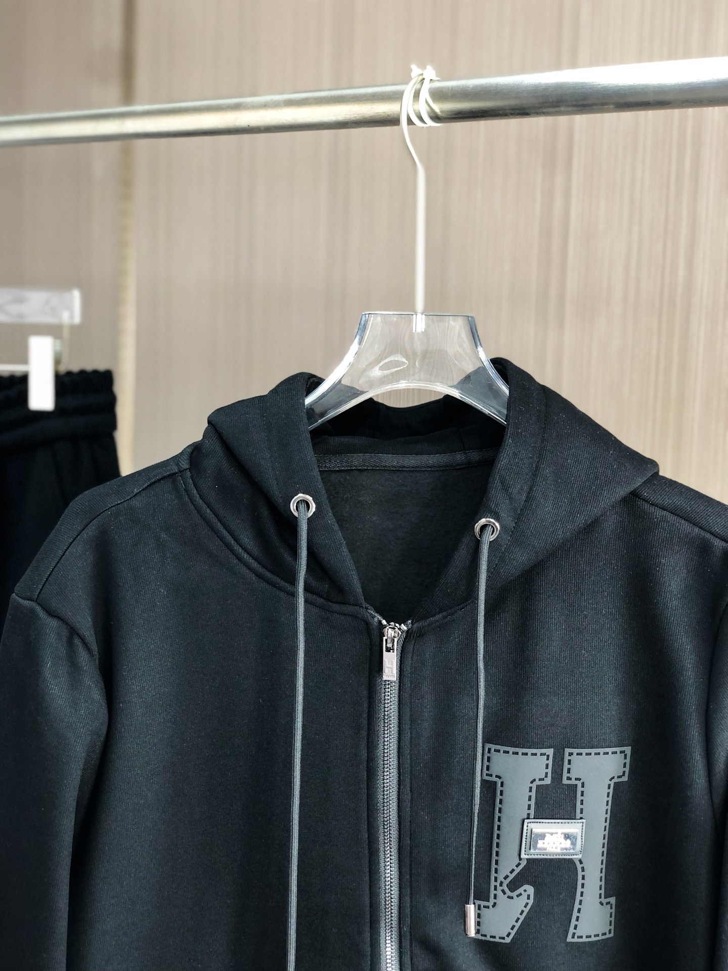 H家*（套装可分开）𝟐5𝐬s 秋冬新款 时尚休闲套装 品牌经典LOGO ，舒适度极好，手触感强烈。辨识度