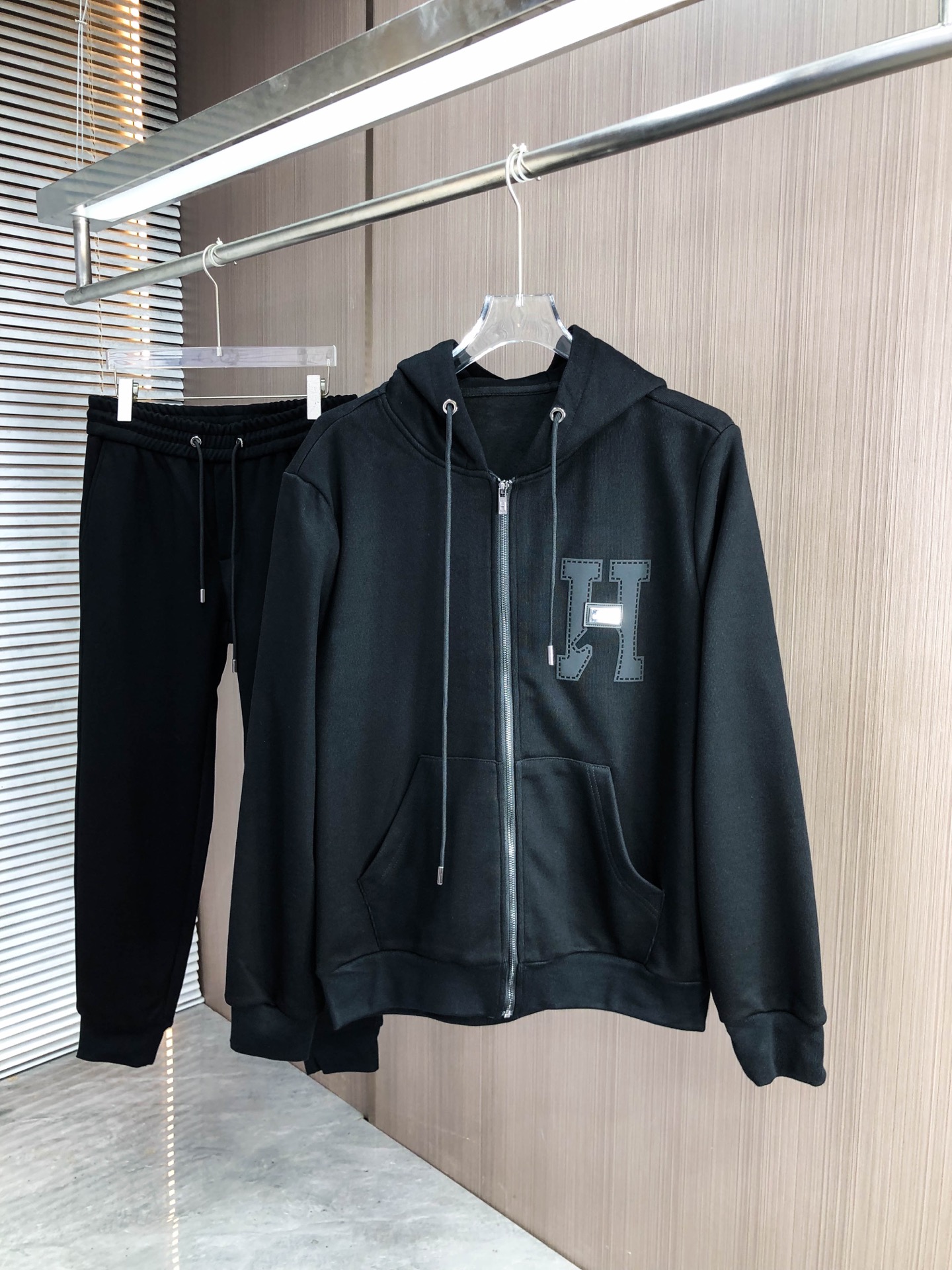 H家*（套装可分开）𝟐5𝐬s 秋冬新款 时尚休闲套装 品牌经典LOGO ，舒适度极好，手触感强烈。辨识度