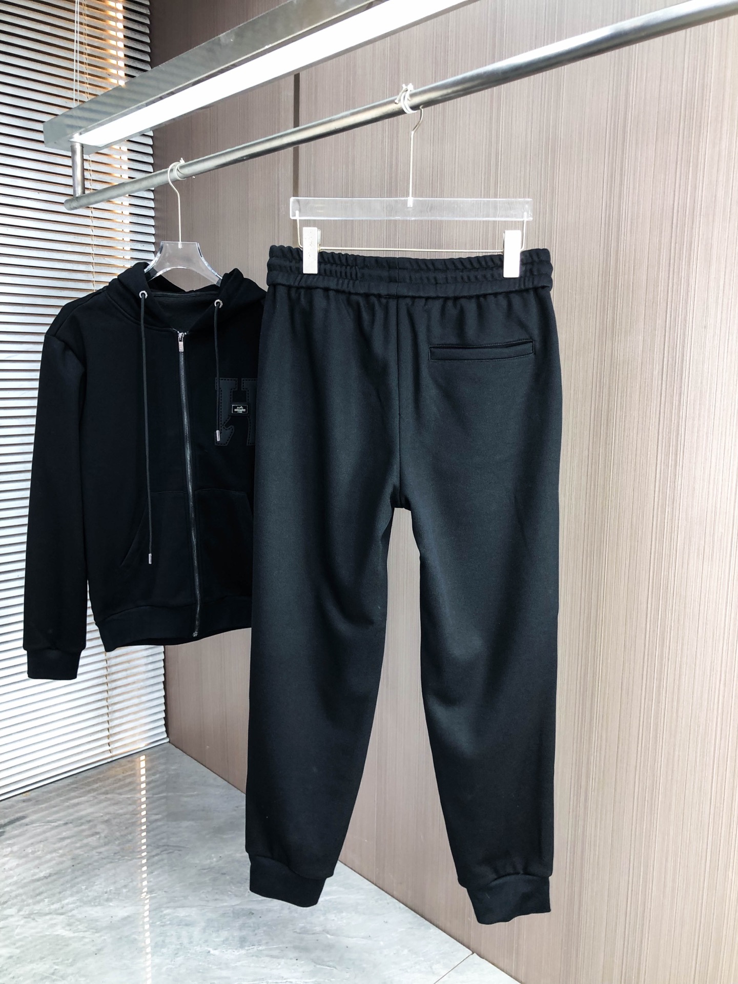 H家*（套装可分开）𝟐5𝐬s 秋冬新款 时尚休闲套装 品牌经典LOGO ，舒适度极好，手触感强烈。辨识度