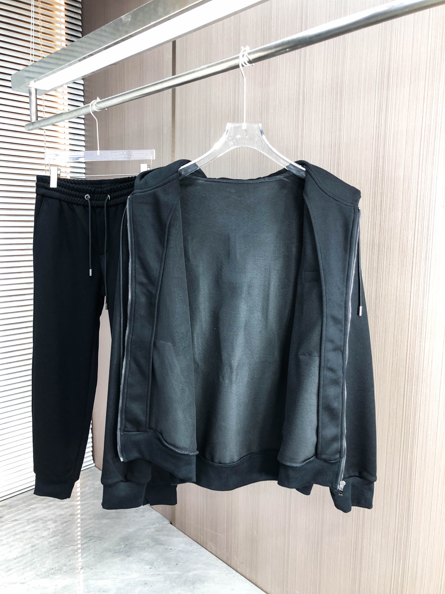 H家*（套装可分开）𝟐5𝐬s 秋冬新款 时尚休闲套装 品牌经典LOGO ，舒适度极好，手触感强烈。辨识度