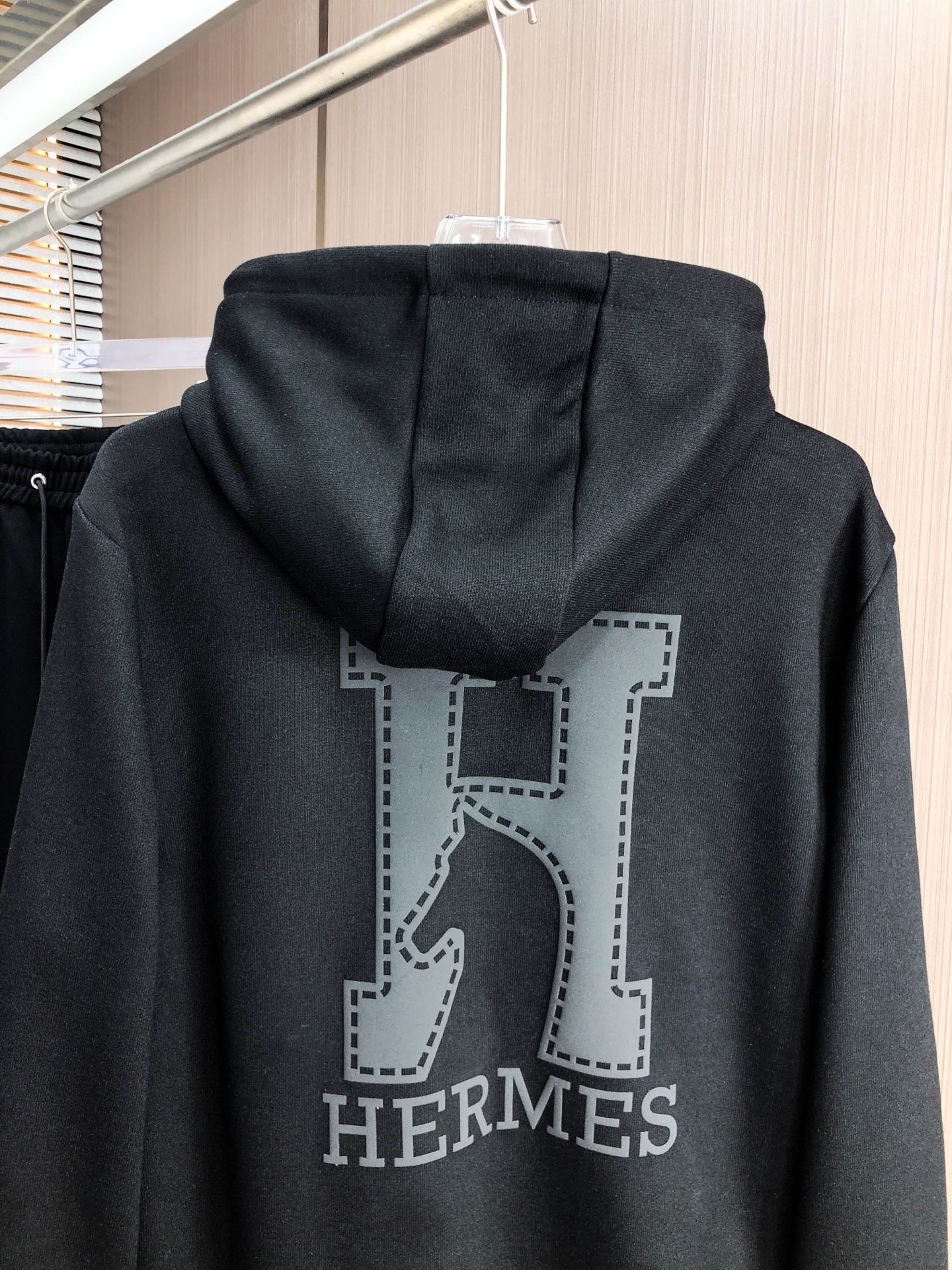 H家*（套装可分开）𝟐5𝐬s 秋冬新款 时尚休闲套装 品牌经典LOGO ，舒适度极好，手触感强烈。辨识度