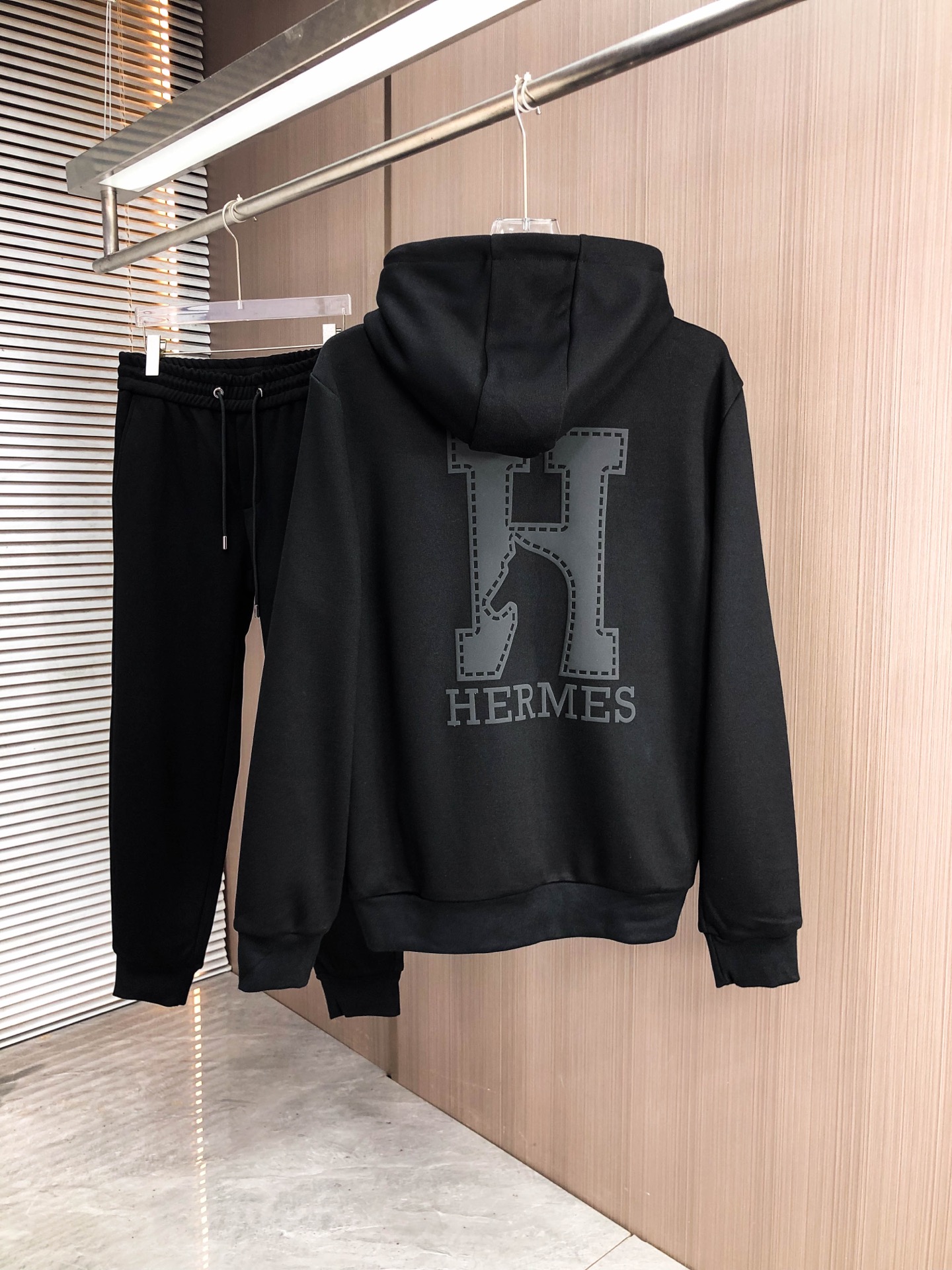 H家*（套装可分开）𝟐5𝐬s 秋冬新款 时尚休闲套装 品牌经典LOGO ，舒适度极好，手触感强烈。辨识度