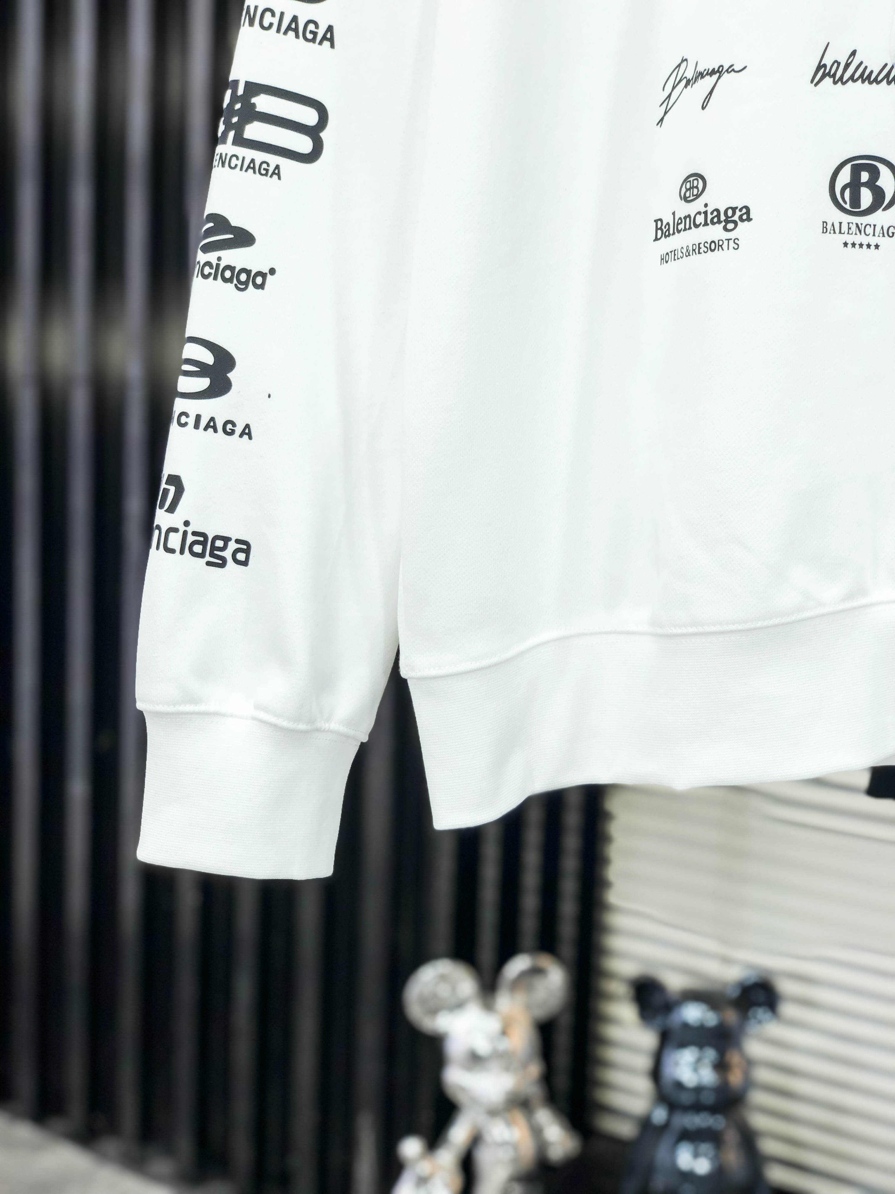 巴黎世家 25秋冬系列卫衣400克毛圈面料 经典印花工艺 手感舒适 百搭休闲卫衣 码数：S-4XL颜色：