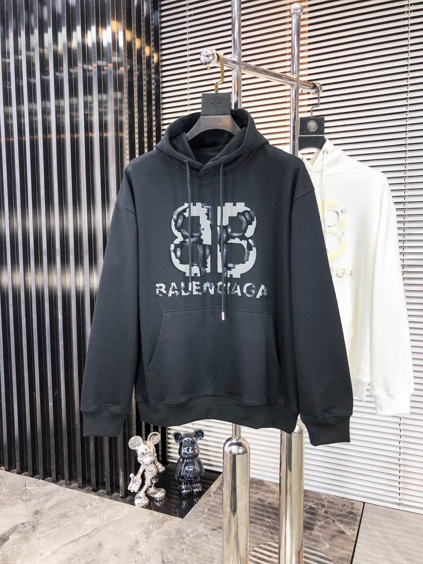 巴黎世家 25秋冬系列卫衣400克毛圈面料 经典贴布手绘工艺 手感舒适 百搭休闲带帽卫衣 码数：S-4X