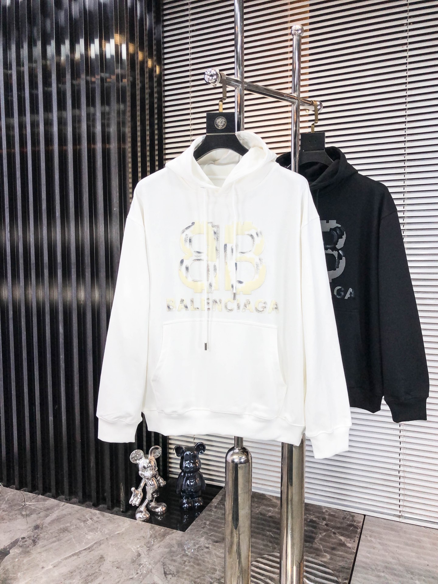 巴黎世家 25秋冬系列卫衣400克毛圈面料 经典贴布手绘工艺 手感舒适 百搭休闲带帽卫衣 码数：S-4X