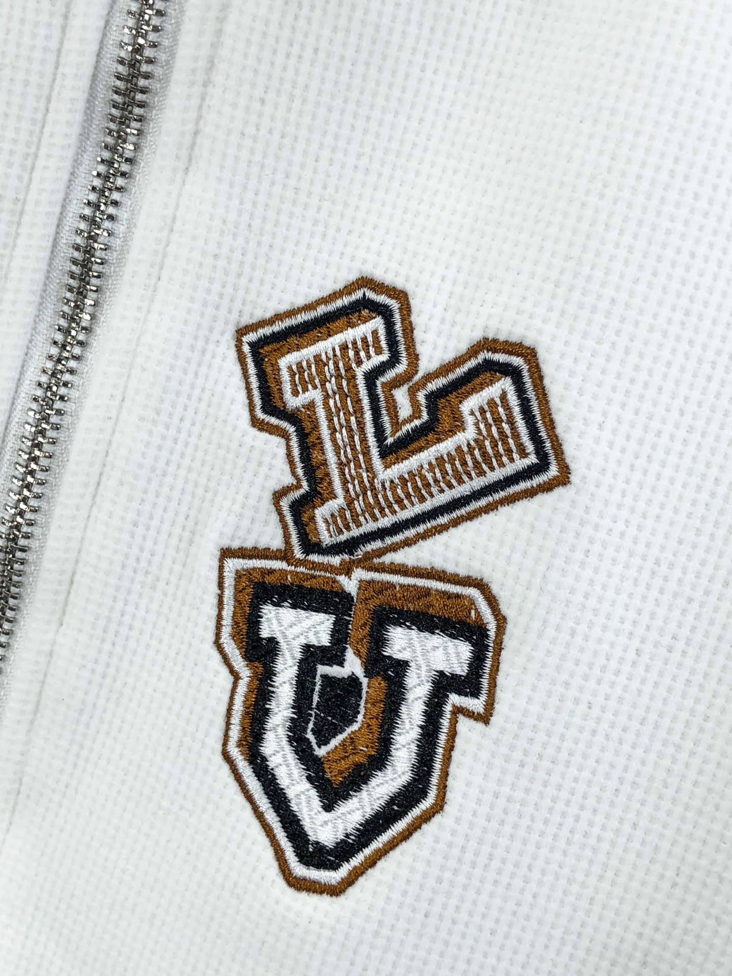 LV*𝟐5𝐬s 秋冬新款 时尚休闲夹克 品牌经典LOGO ，舒适度极好，手触感强烈。辨识度极高 定制进口