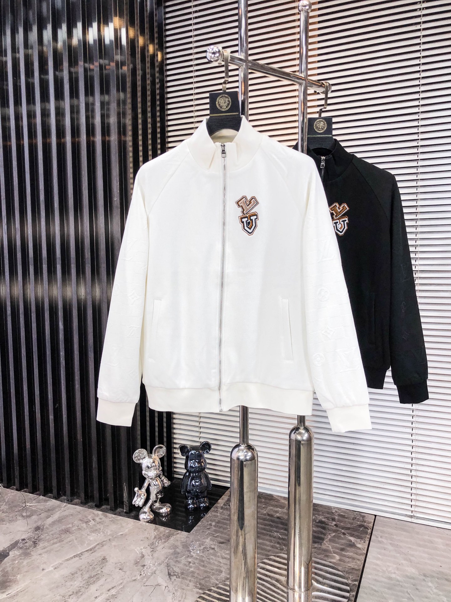 LV*𝟐5𝐬s 秋冬新款 时尚休闲夹克 品牌经典LOGO ，舒适度极好，手触感强烈。辨识度极高 定制进口