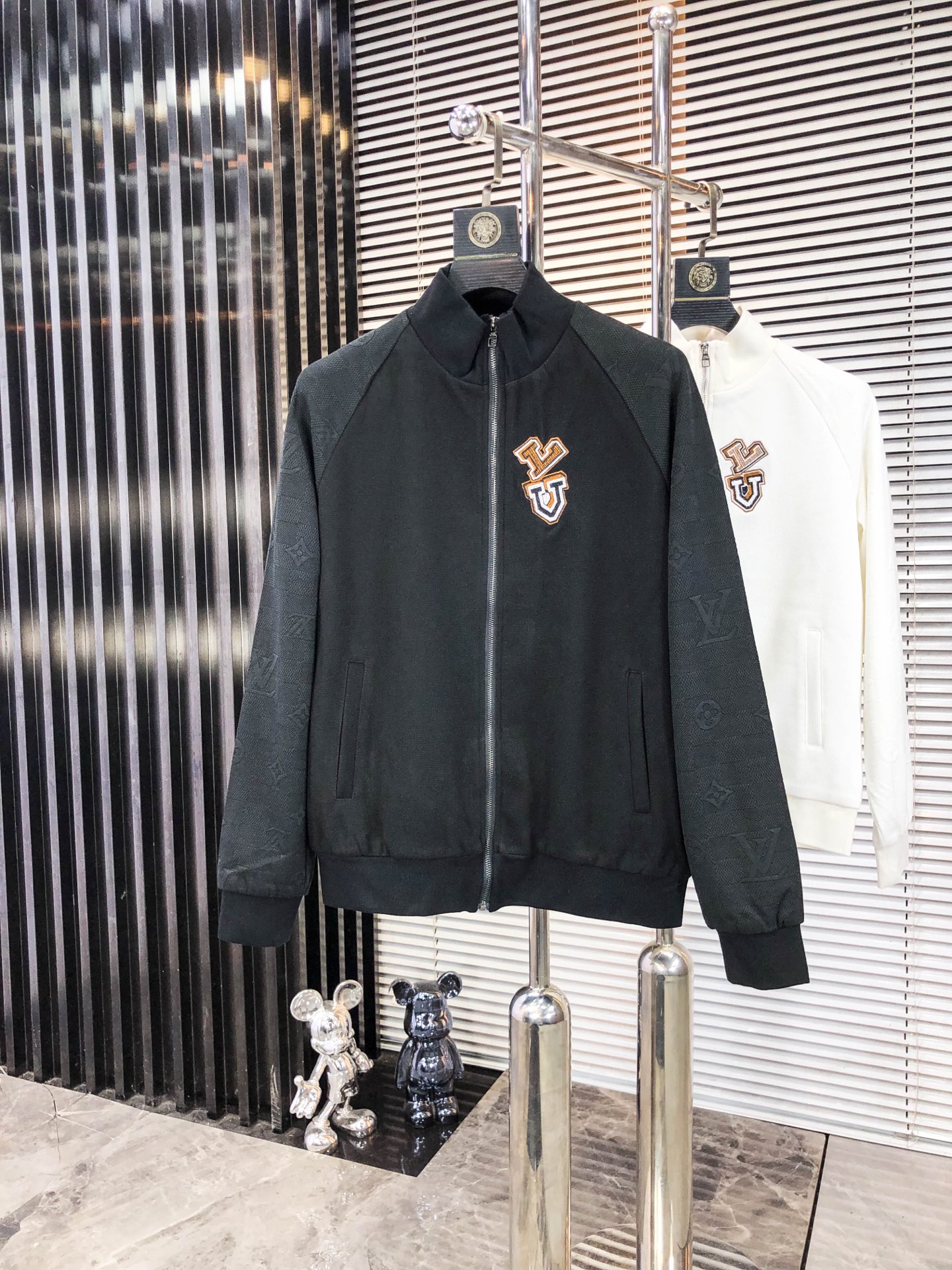 LV*𝟐5𝐬s 秋冬新款 时尚休闲夹克 品牌经典LOGO ，舒适度极好，手触感强烈。辨识度极高 定制进口