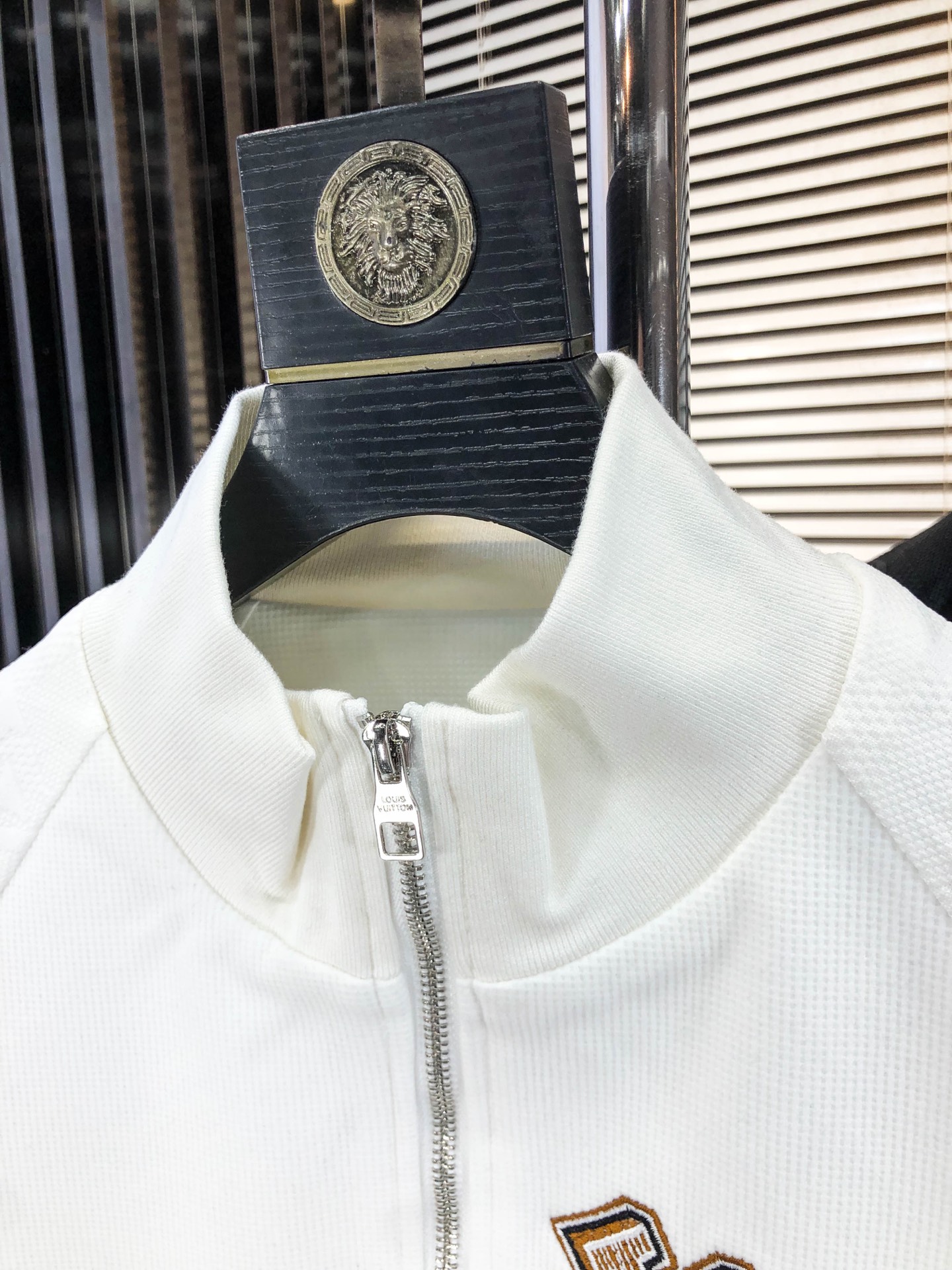 LV*𝟐5𝐬s 秋冬新款 时尚休闲夹克 品牌经典LOGO ，舒适度极好，手触感强烈。辨识度极高 定制进口