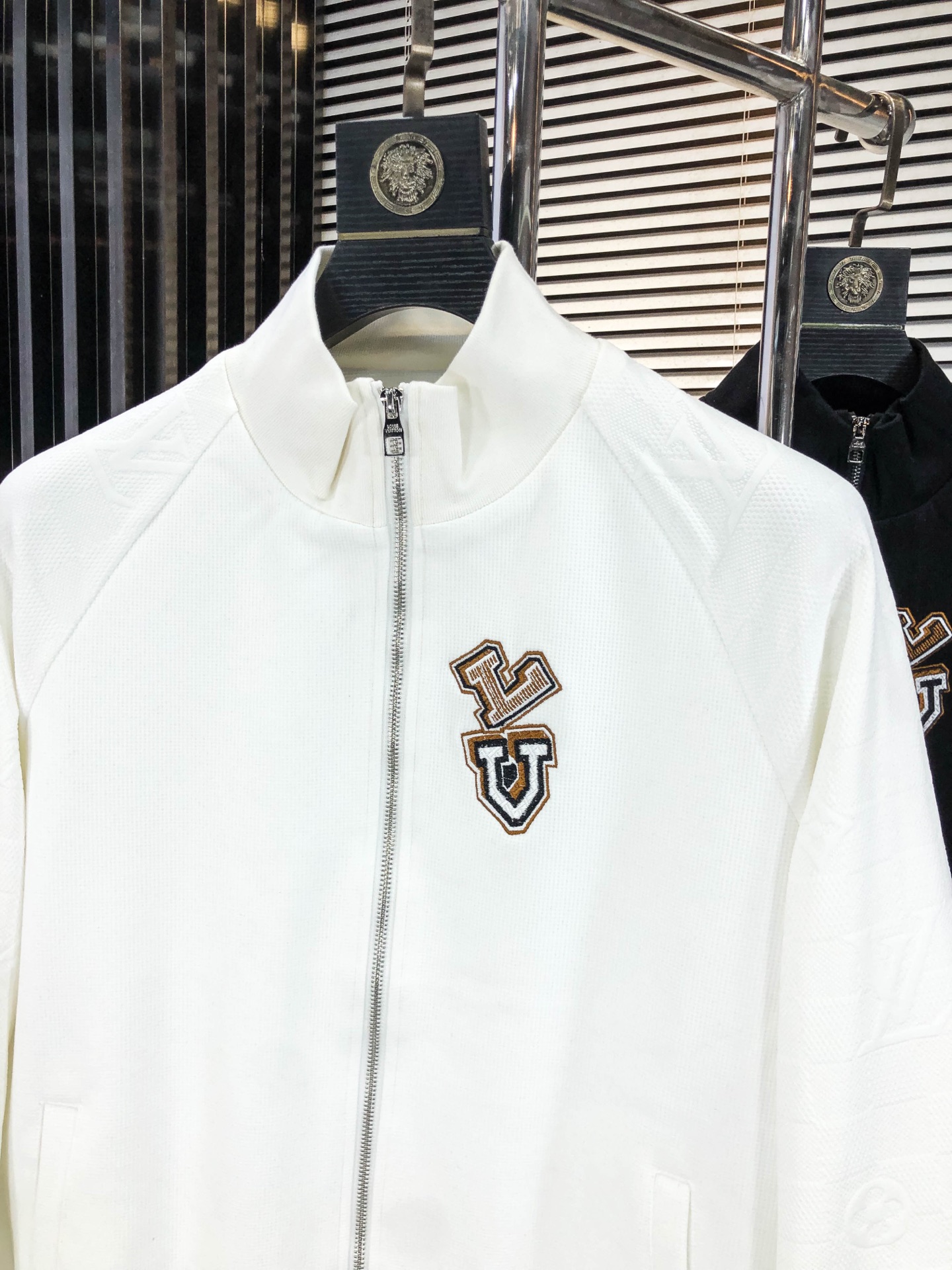 LV*𝟐5𝐬s 秋冬新款 时尚休闲夹克 品牌经典LOGO ，舒适度极好，手触感强烈。辨识度极高 定制进口