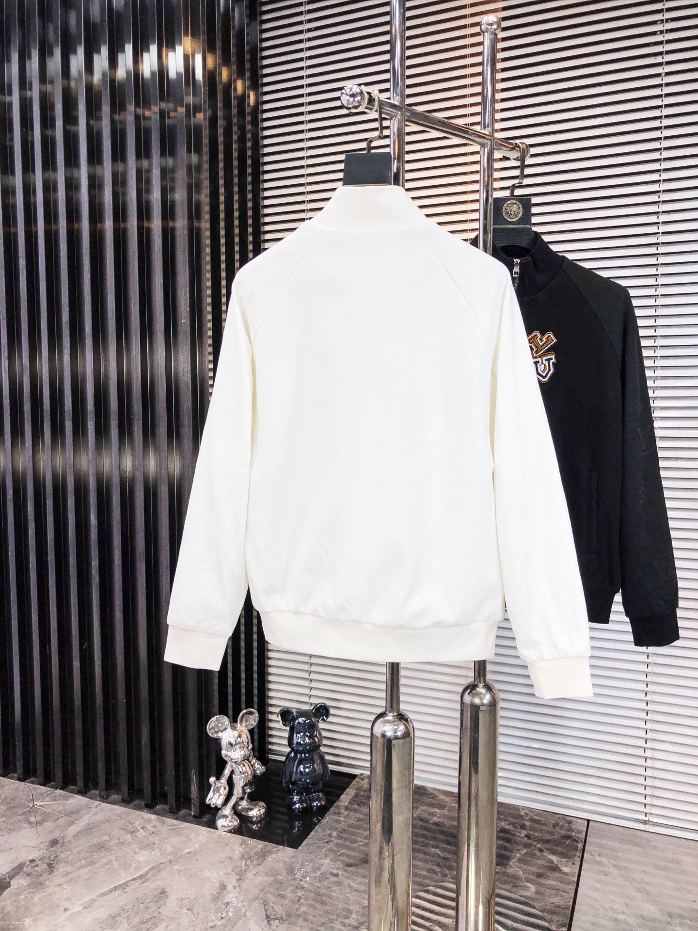 LV*𝟐5𝐬s 秋冬新款 时尚休闲夹克 品牌经典LOGO ，舒适度极好，手触感强烈。辨识度极高 定制进口