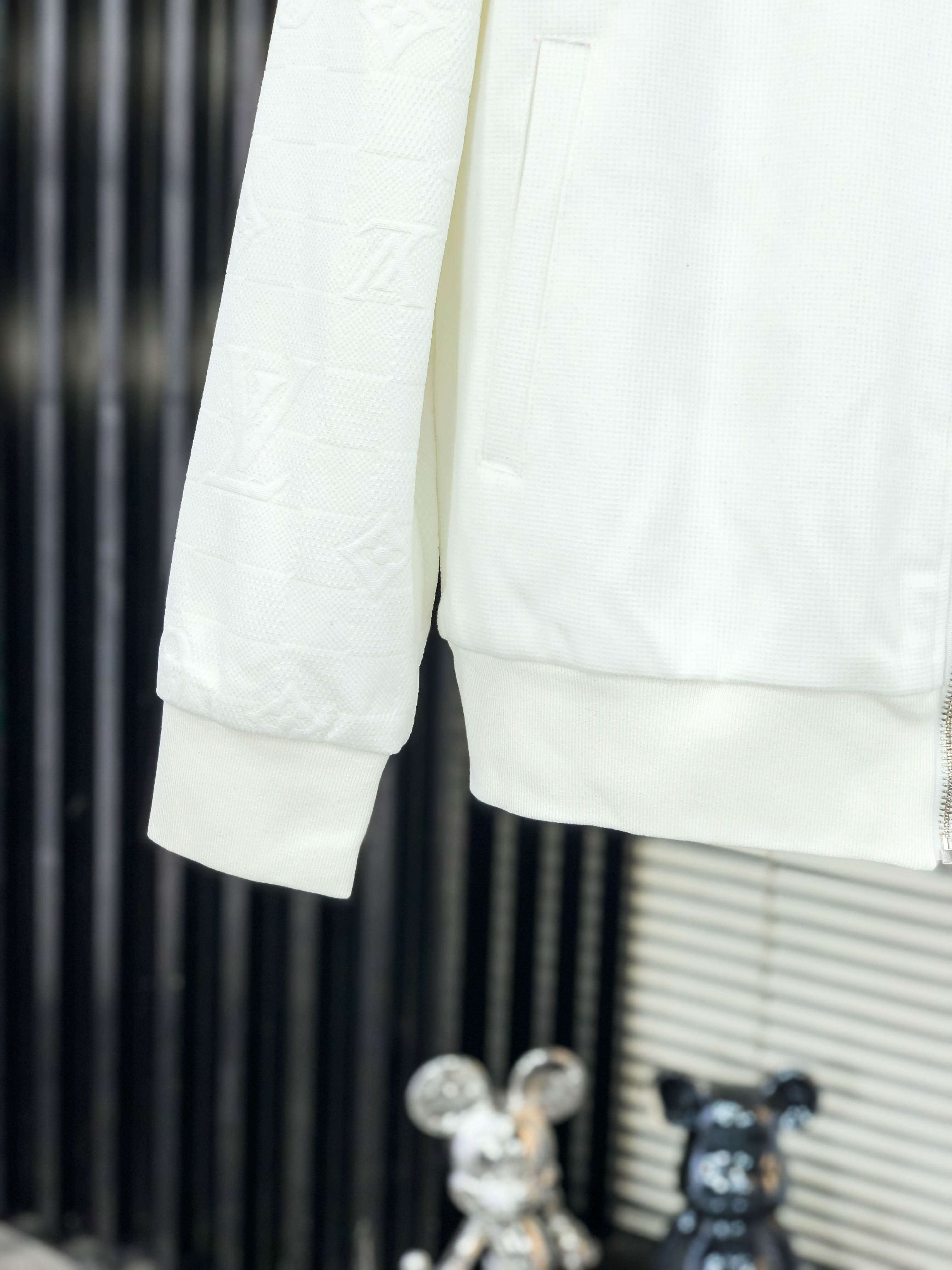 LV*𝟐5𝐬s 秋冬新款 时尚休闲夹克 品牌经典LOGO ，舒适度极好，手触感强烈。辨识度极高 定制进口