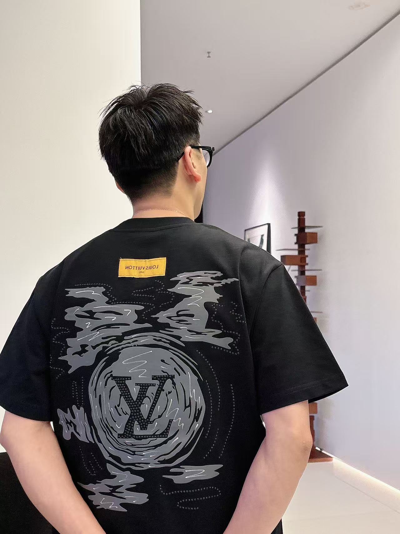 LV * 𝟐6𝐬s 春夏 短袖套装 （可分开） 微宽松版型 品牌经典LOGO 工艺精致 100%纯棉 休