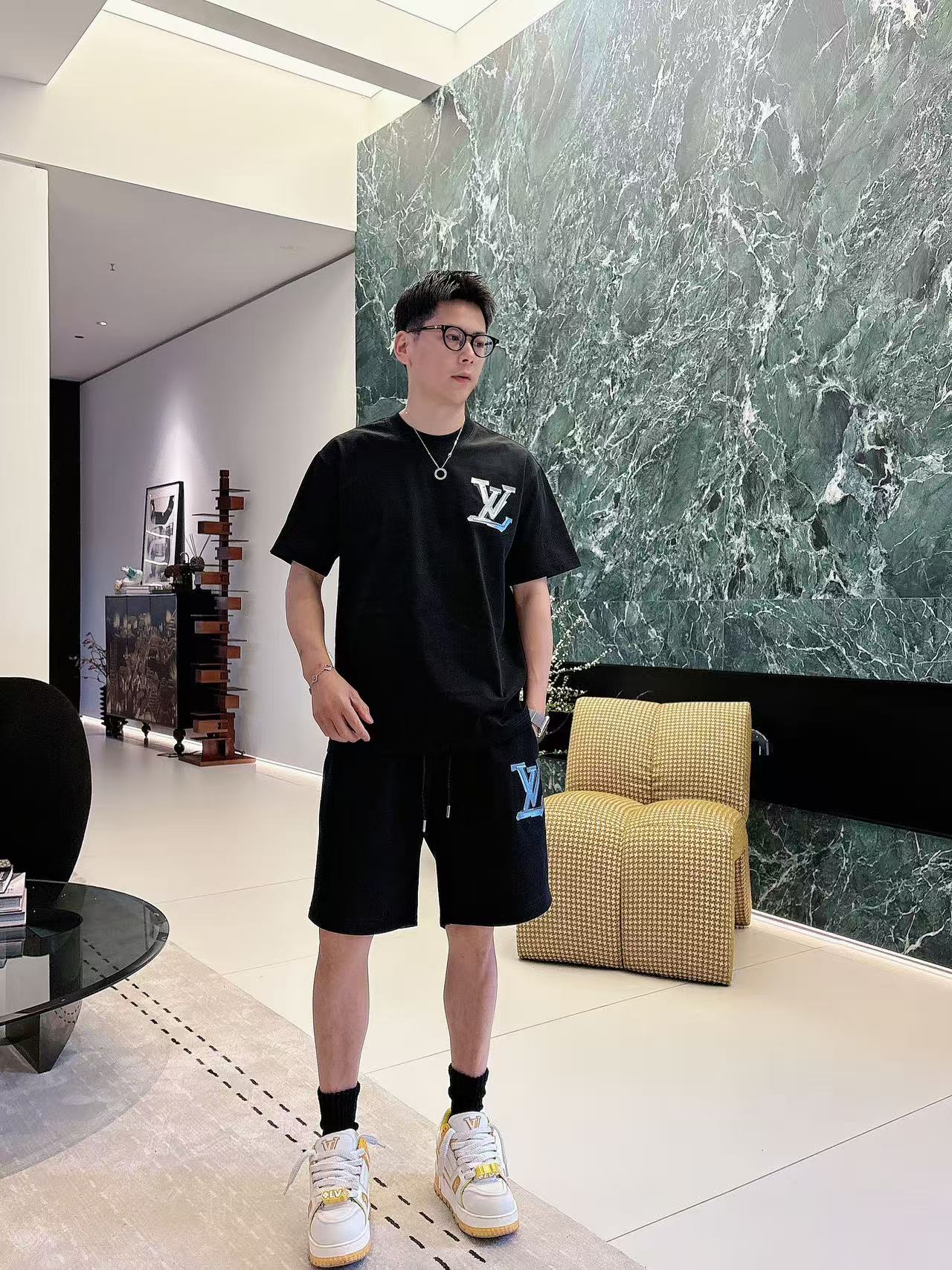 LV* 𝟐6𝐬s 春夏 短袖套装 （可分开） 微宽松版型 品牌经典LOGO 工艺精致 100%纯棉 休闲