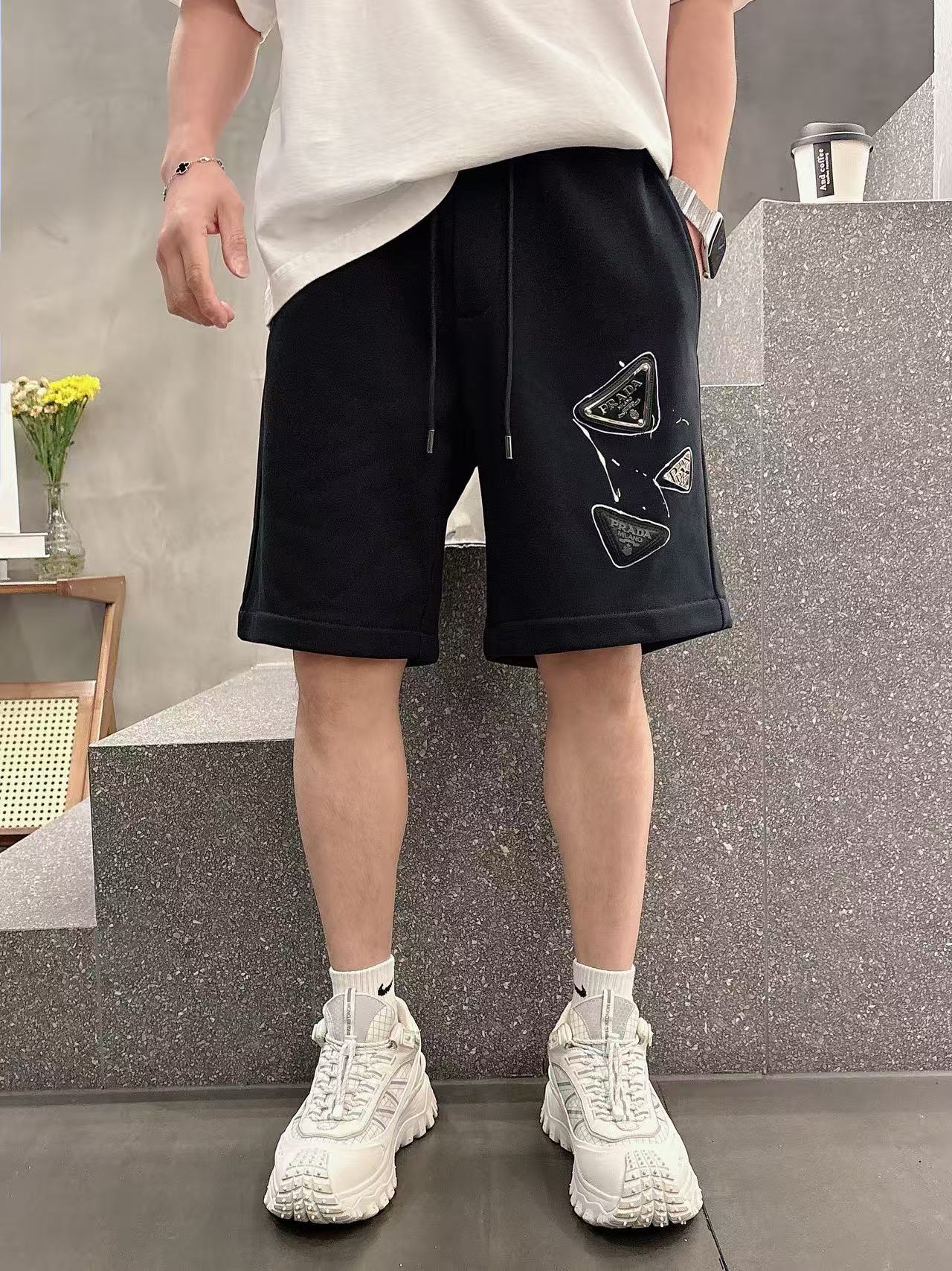 普拉达* 𝟐6𝐬s 春夏休闲短裤 定制面料 手绘定制标 品牌经典LOGO 工艺精致 休闲百搭 【𝐒𝐢𝐳𝐞