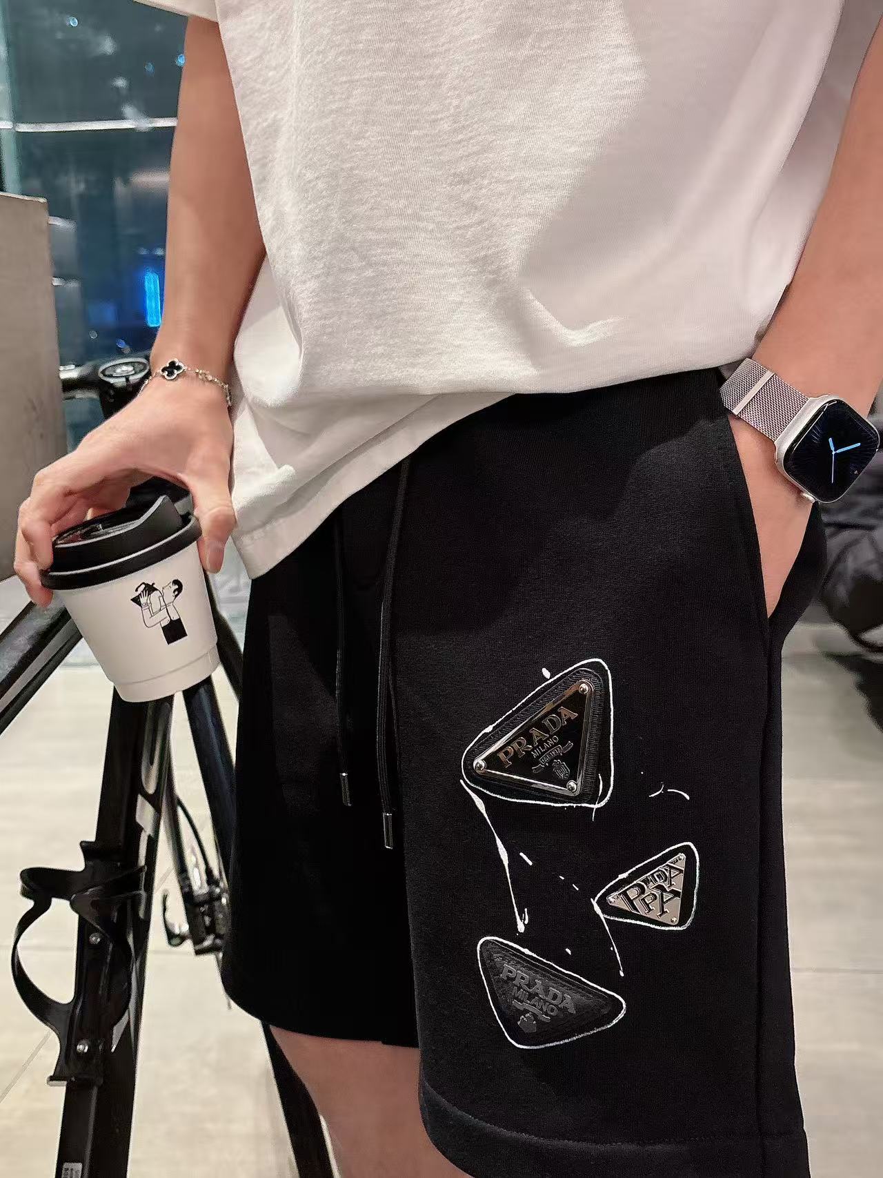 普拉达* 𝟐6𝐬s 春夏休闲短裤 定制面料 手绘定制标 品牌经典LOGO 工艺精致 休闲百搭 【𝐒𝐢𝐳𝐞