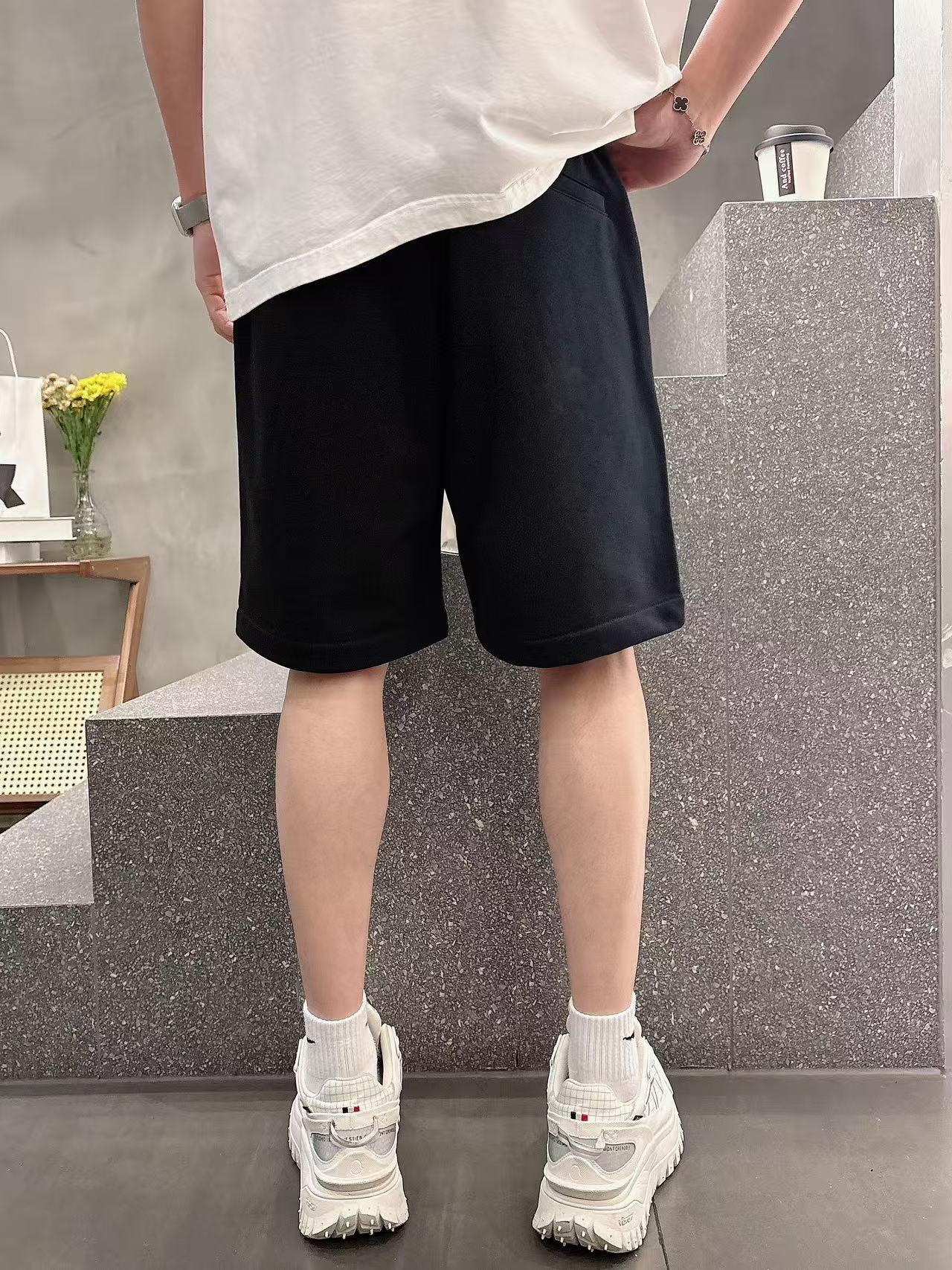 普拉达* 𝟐6𝐬s 春夏休闲短裤 定制面料 手绘定制标 品牌经典LOGO 工艺精致 休闲百搭 【𝐒𝐢𝐳𝐞