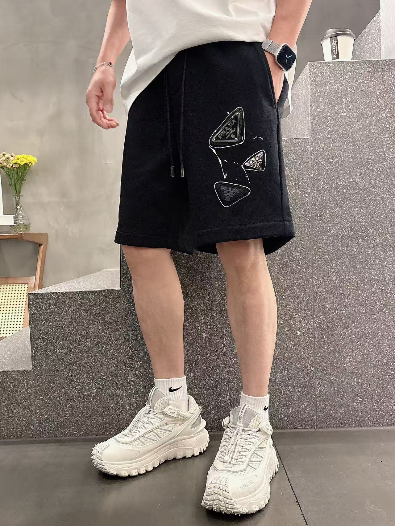 普拉达* 𝟐6𝐬s 春夏休闲短裤 定制面料 手绘定制标 品牌经典LOGO 工艺精致 休闲百搭 【𝐒𝐢𝐳𝐞