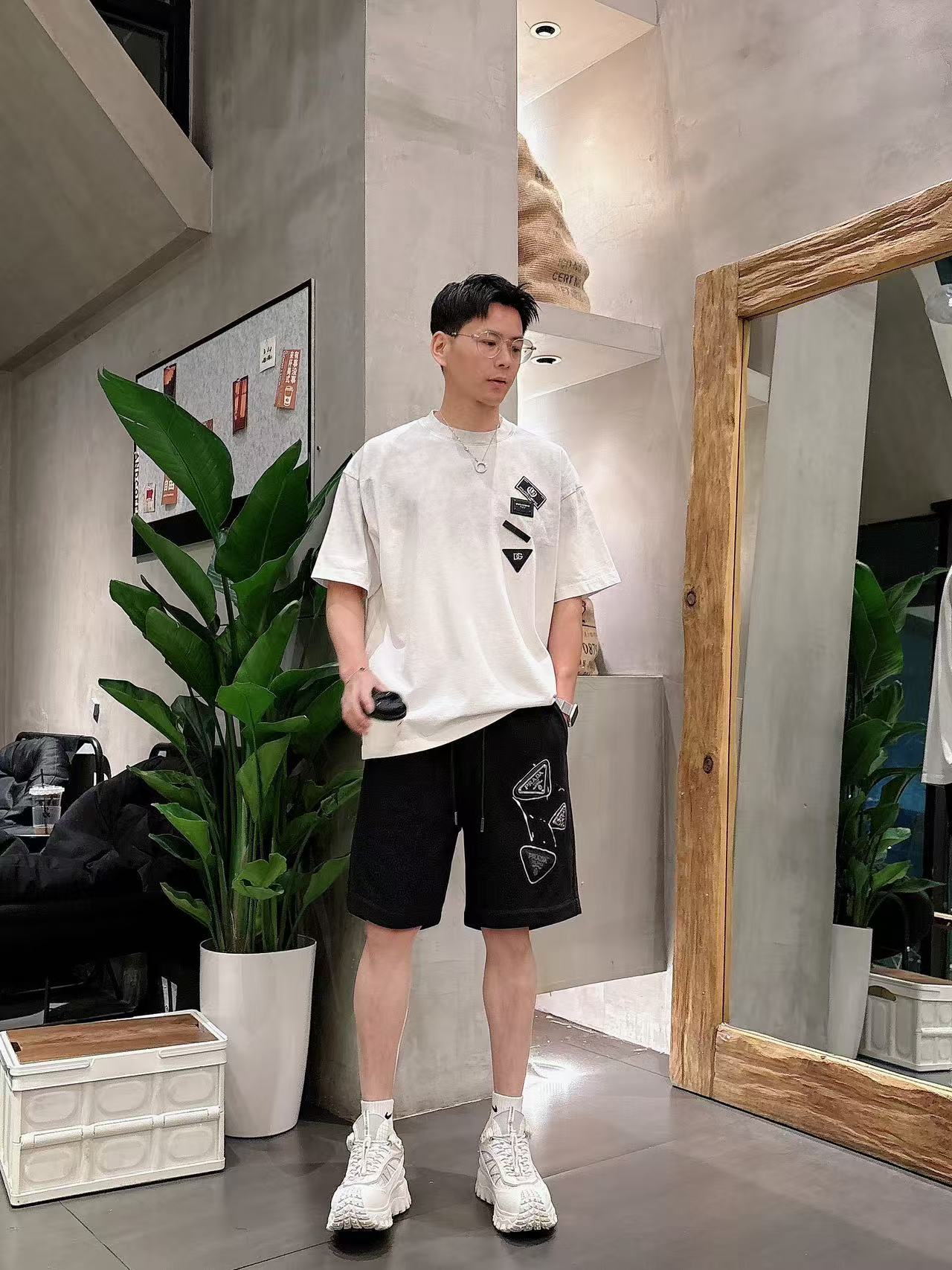 普拉达* 𝟐6𝐬s 春夏休闲短裤 定制面料 手绘定制标 品牌经典LOGO 工艺精致 休闲百搭 【𝐒𝐢𝐳𝐞