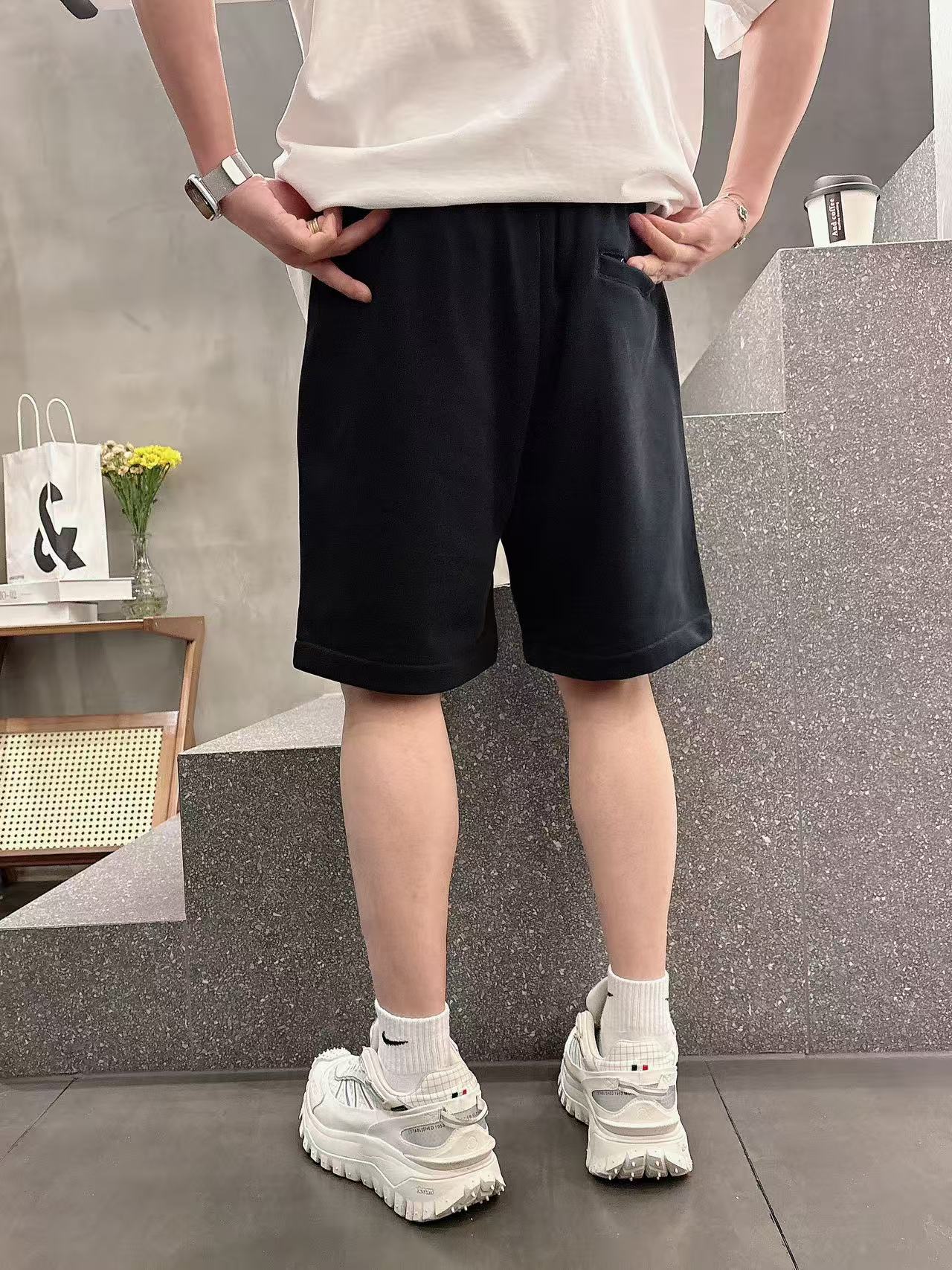 普拉达* 𝟐6𝐬s 春夏休闲短裤 定制面料 手绘定制标 品牌经典LOGO 工艺精致 休闲百搭 【𝐒𝐢𝐳𝐞