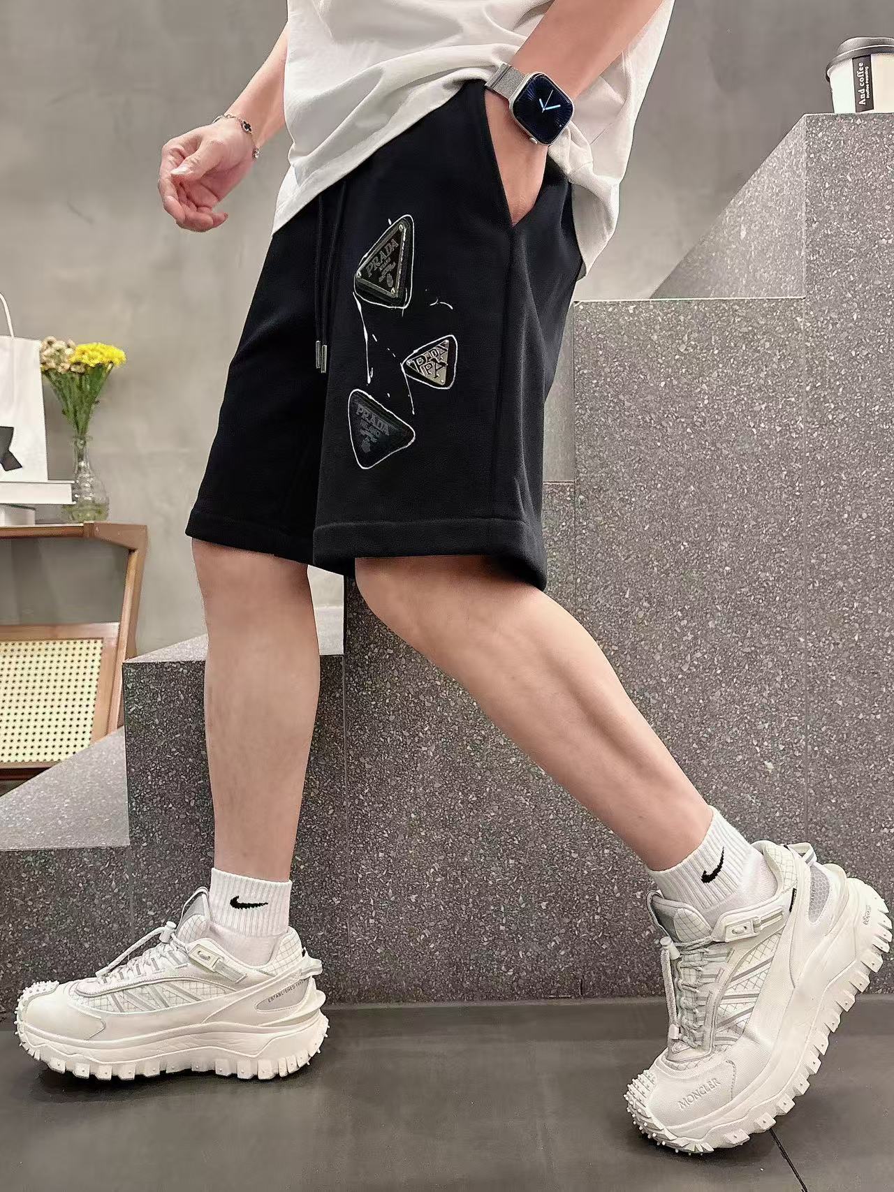 普拉达* 𝟐6𝐬s 春夏休闲短裤 定制面料 手绘定制标 品牌经典LOGO 工艺精致 休闲百搭 【𝐒𝐢𝐳𝐞