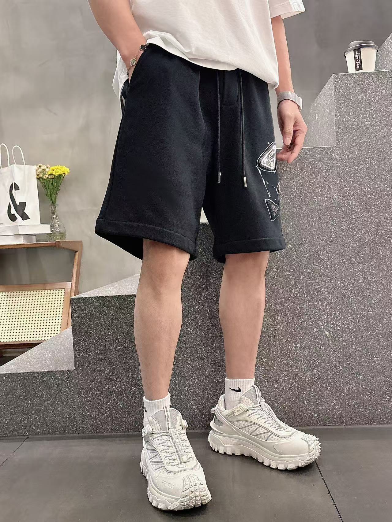 普拉达* 𝟐6𝐬s 春夏休闲短裤 定制面料 手绘定制标 品牌经典LOGO 工艺精致 休闲百搭 【𝐒𝐢𝐳𝐞