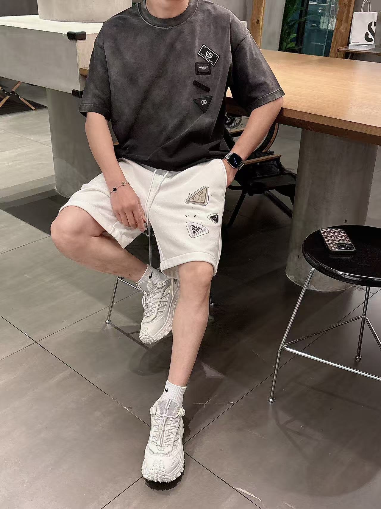 普拉达* 𝟐6𝐬s 春夏休闲短裤 定制面料 手绘定制标 品牌经典LOGO 工艺精致 休闲百搭 【𝐒𝐢𝐳𝐞