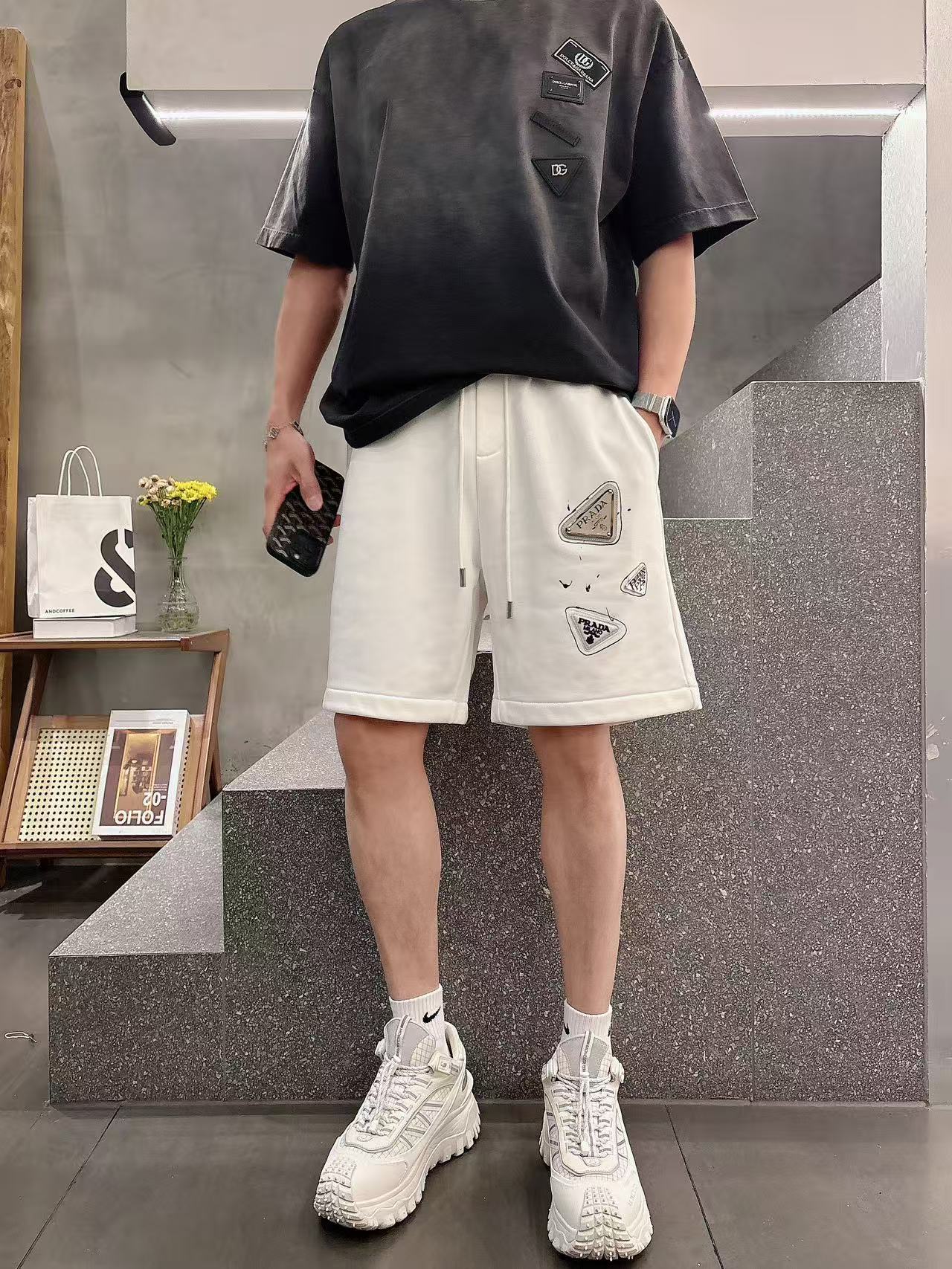 普拉达* 𝟐6𝐬s 春夏休闲短裤 定制面料 手绘定制标 品牌经典LOGO 工艺精致 休闲百搭 【𝐒𝐢𝐳𝐞