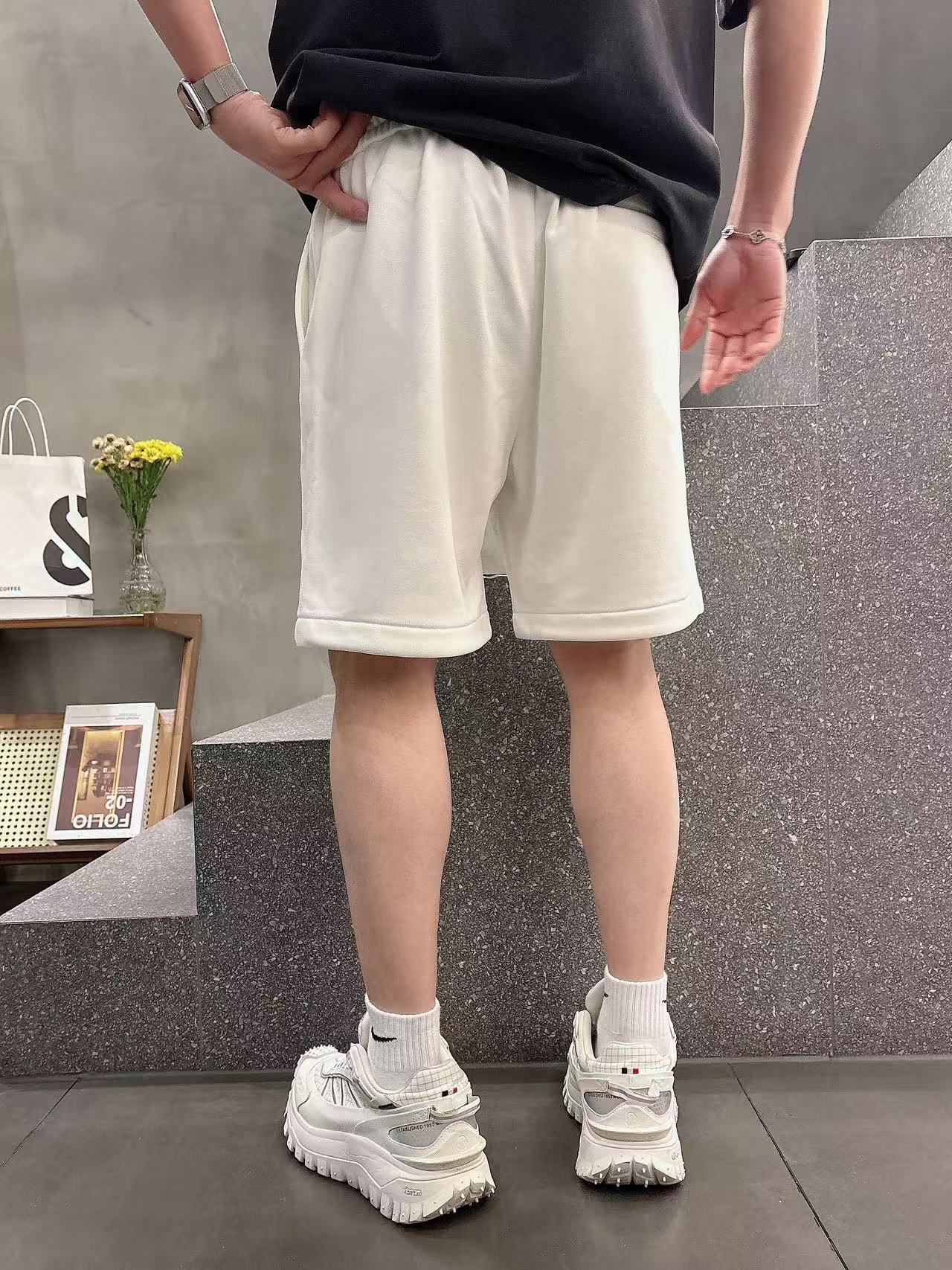 普拉达* 𝟐6𝐬s 春夏休闲短裤 定制面料 手绘定制标 品牌经典LOGO 工艺精致 休闲百搭 【𝐒𝐢𝐳𝐞