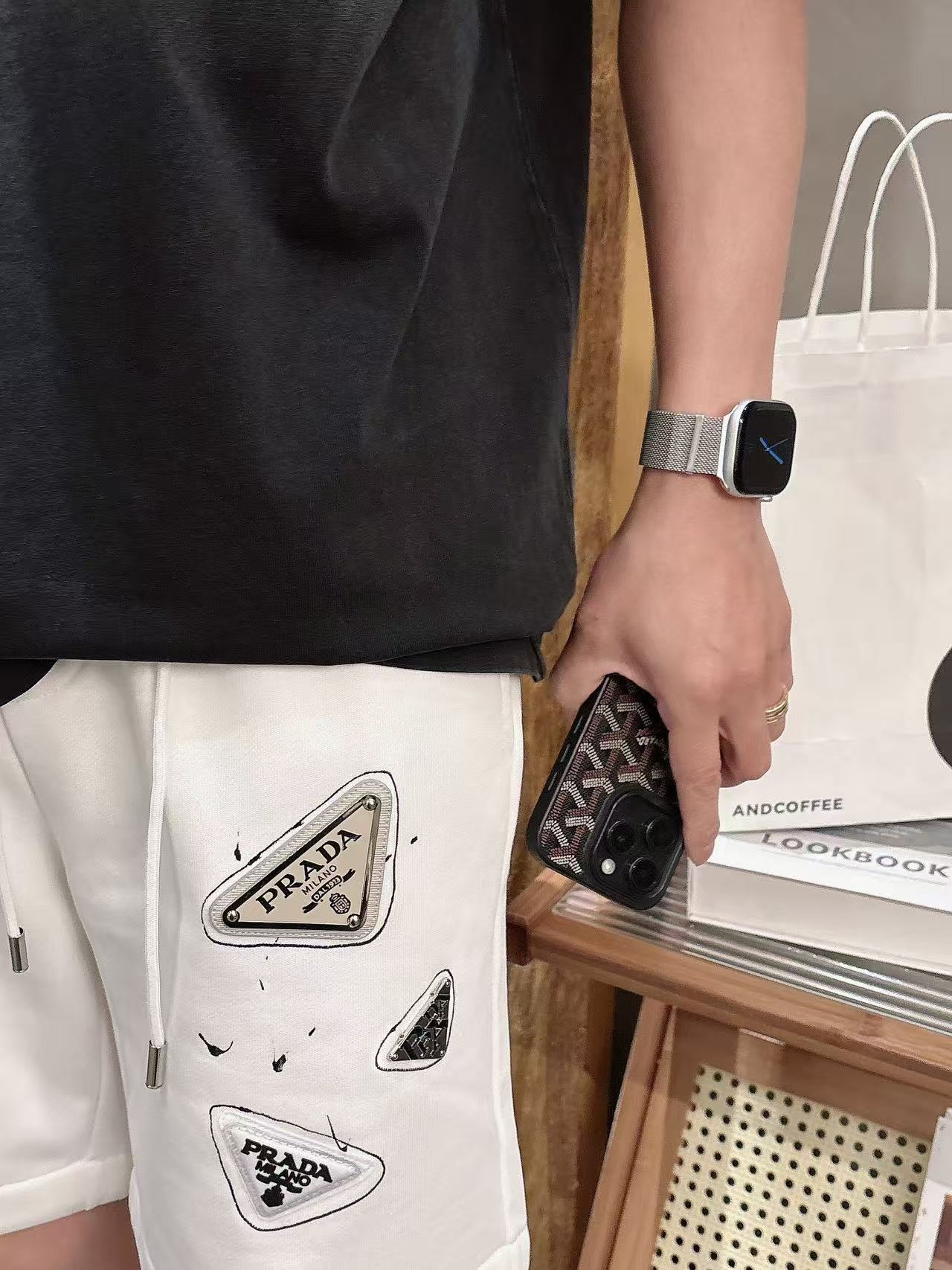 普拉达* 𝟐6𝐬s 春夏休闲短裤 定制面料 手绘定制标 品牌经典LOGO 工艺精致 休闲百搭 【𝐒𝐢𝐳𝐞
