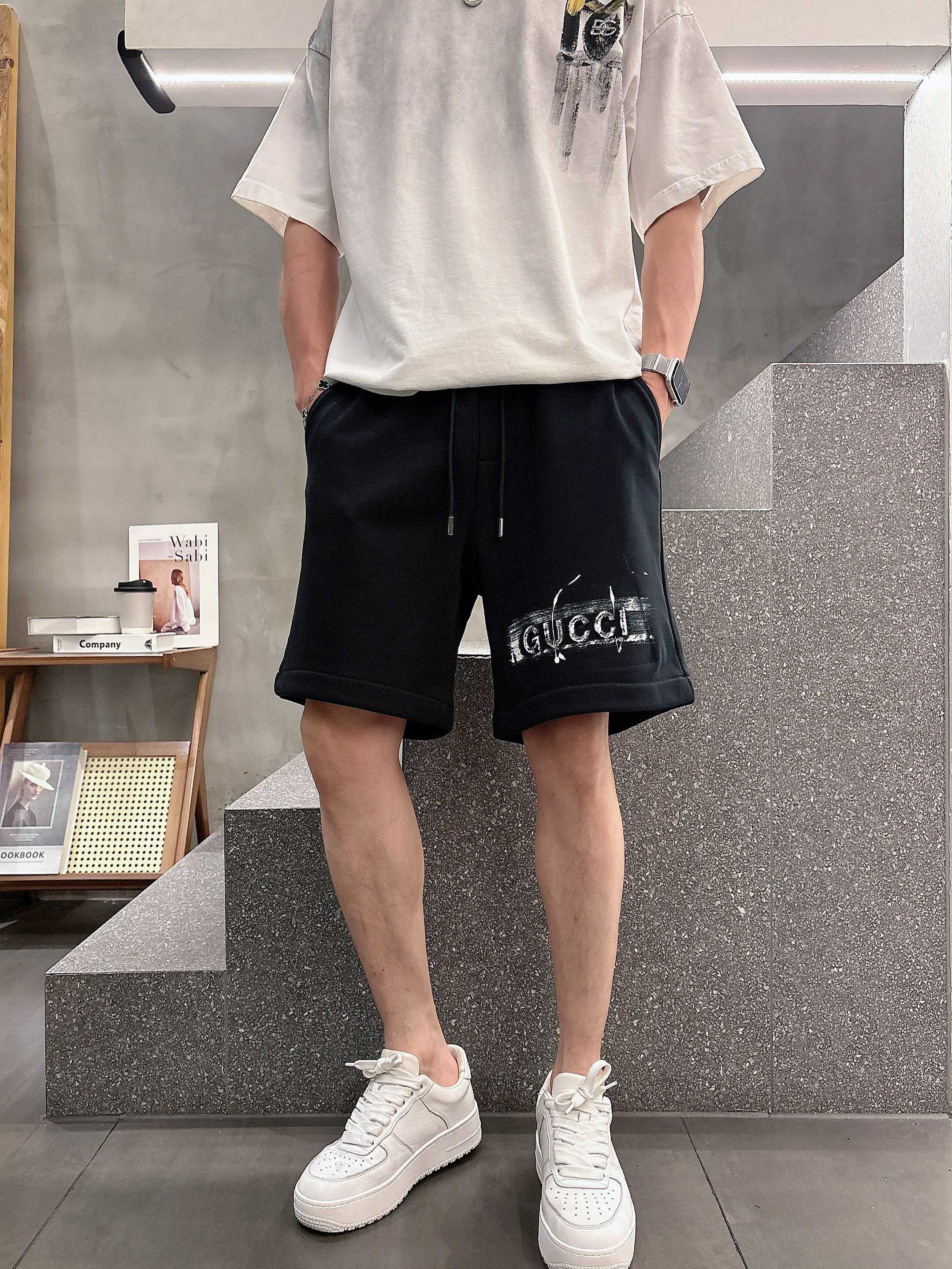 古驰* 𝟐6𝐬s 春夏休闲短裤 定制面料 手绘定制标 品牌经典LOGO 工艺精致 休闲百搭 【𝐒𝐢𝐳𝐞：